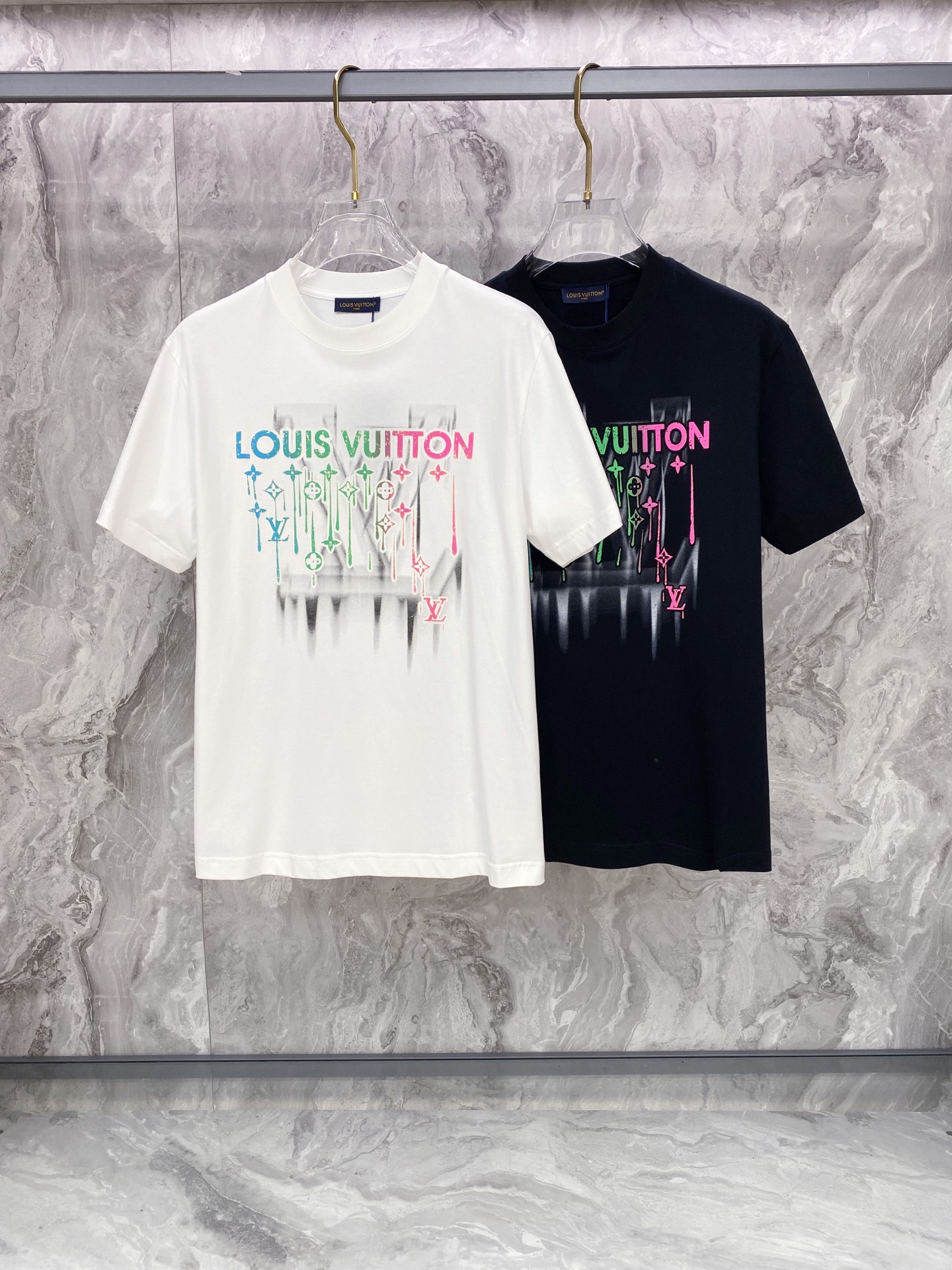 LV 2026ss 春夏新款首发专柜最新款短袖圆领T恤 高端订制 设计前卫时尚！品牌logo重工艺设计 