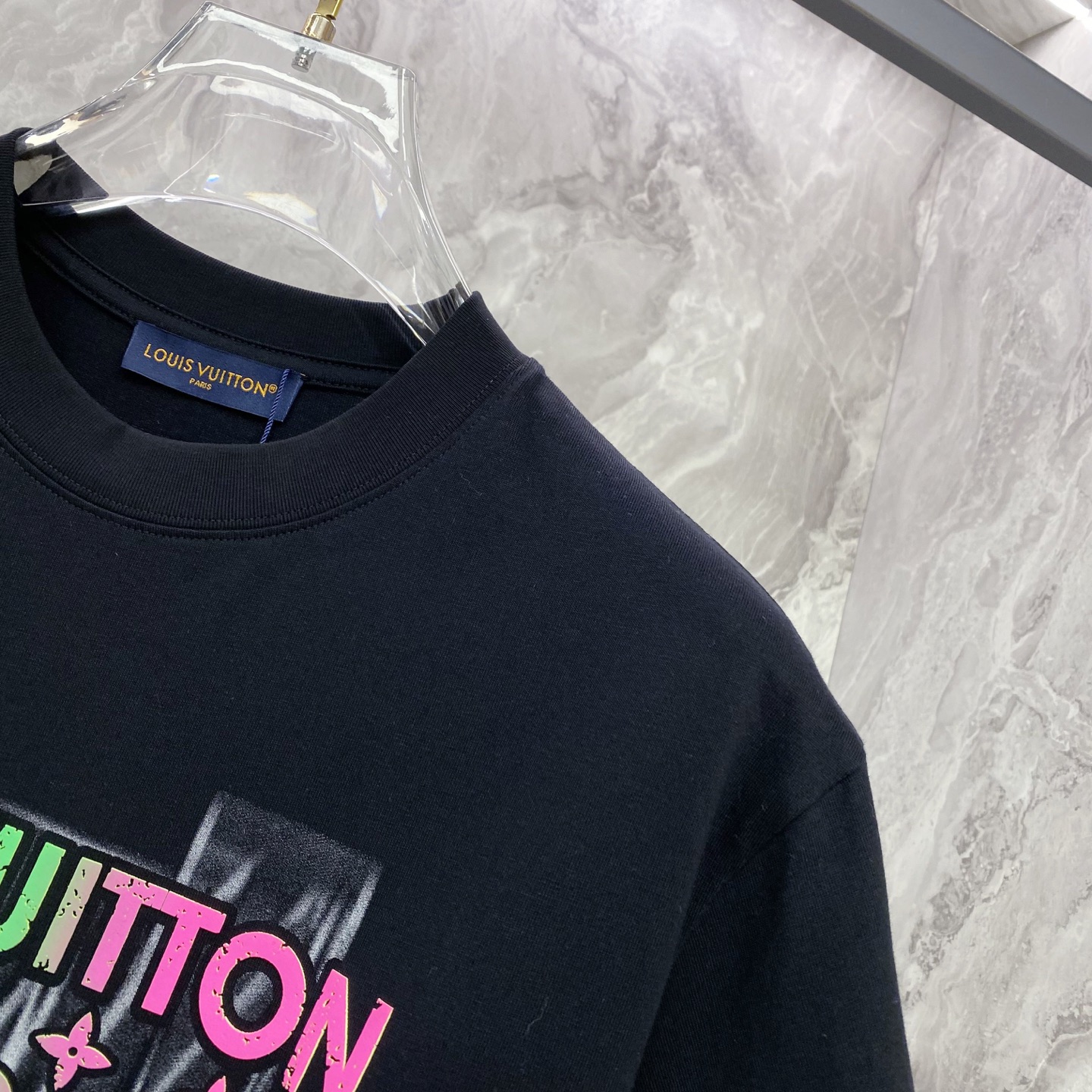 LV 2026ss 春夏新款首发专柜最新款短袖圆领T恤 高端订制 设计前卫时尚！品牌logo重工艺设计 