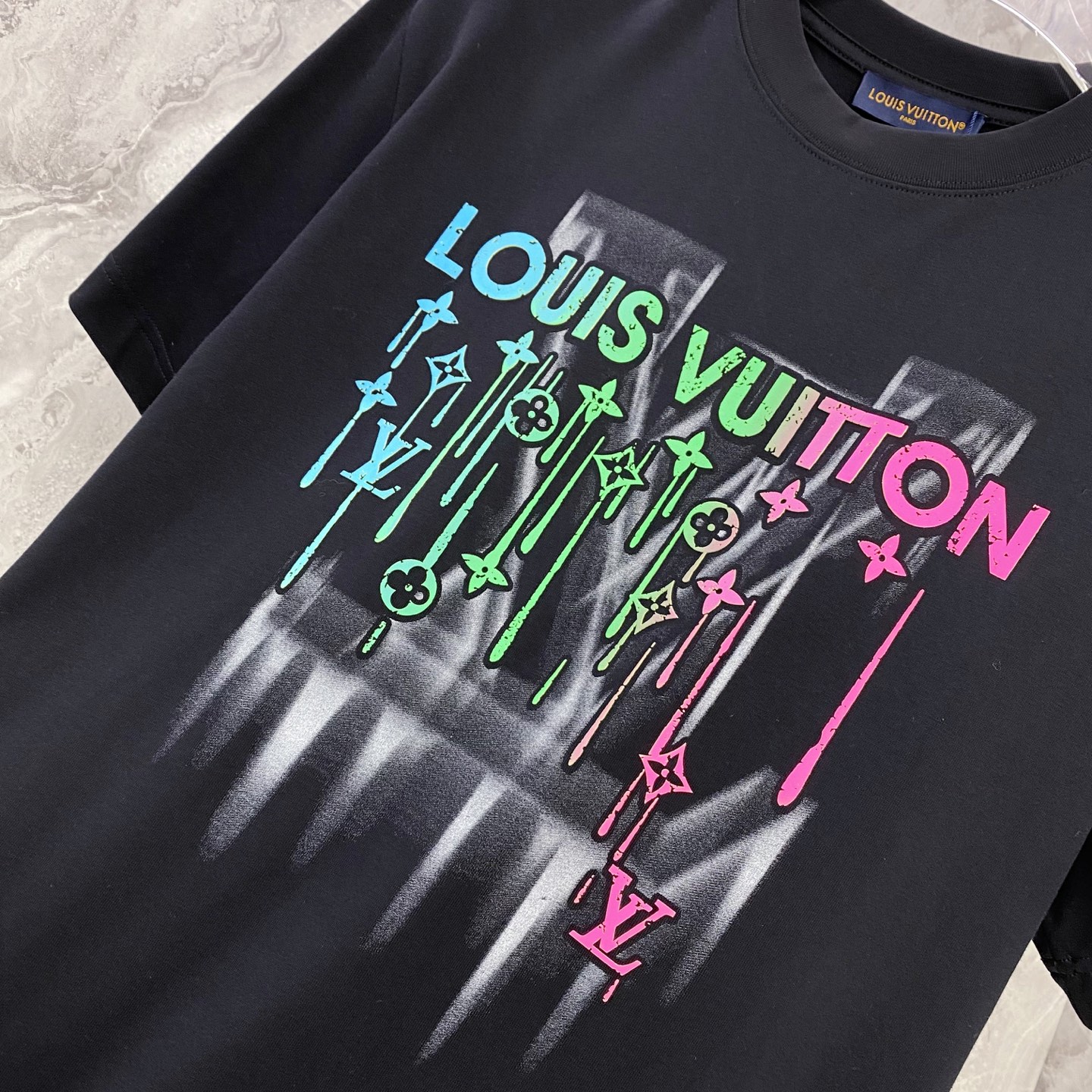 LV 2026ss 春夏新款首发专柜最新款短袖圆领T恤 高端订制 设计前卫时尚！品牌logo重工艺设计 