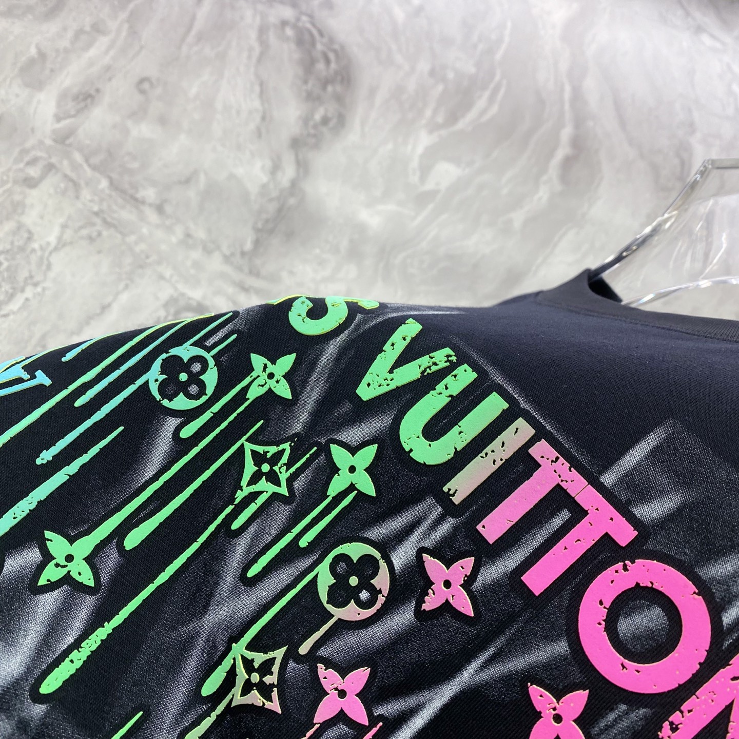 LV 2026ss 春夏新款首发专柜最新款短袖圆领T恤 高端订制 设计前卫时尚！品牌logo重工艺设计 