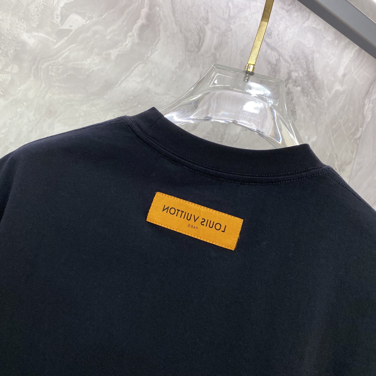 LV 2026ss 春夏新款首发专柜最新款短袖圆领T恤 高端订制 设计前卫时尚！品牌logo重工艺设计 