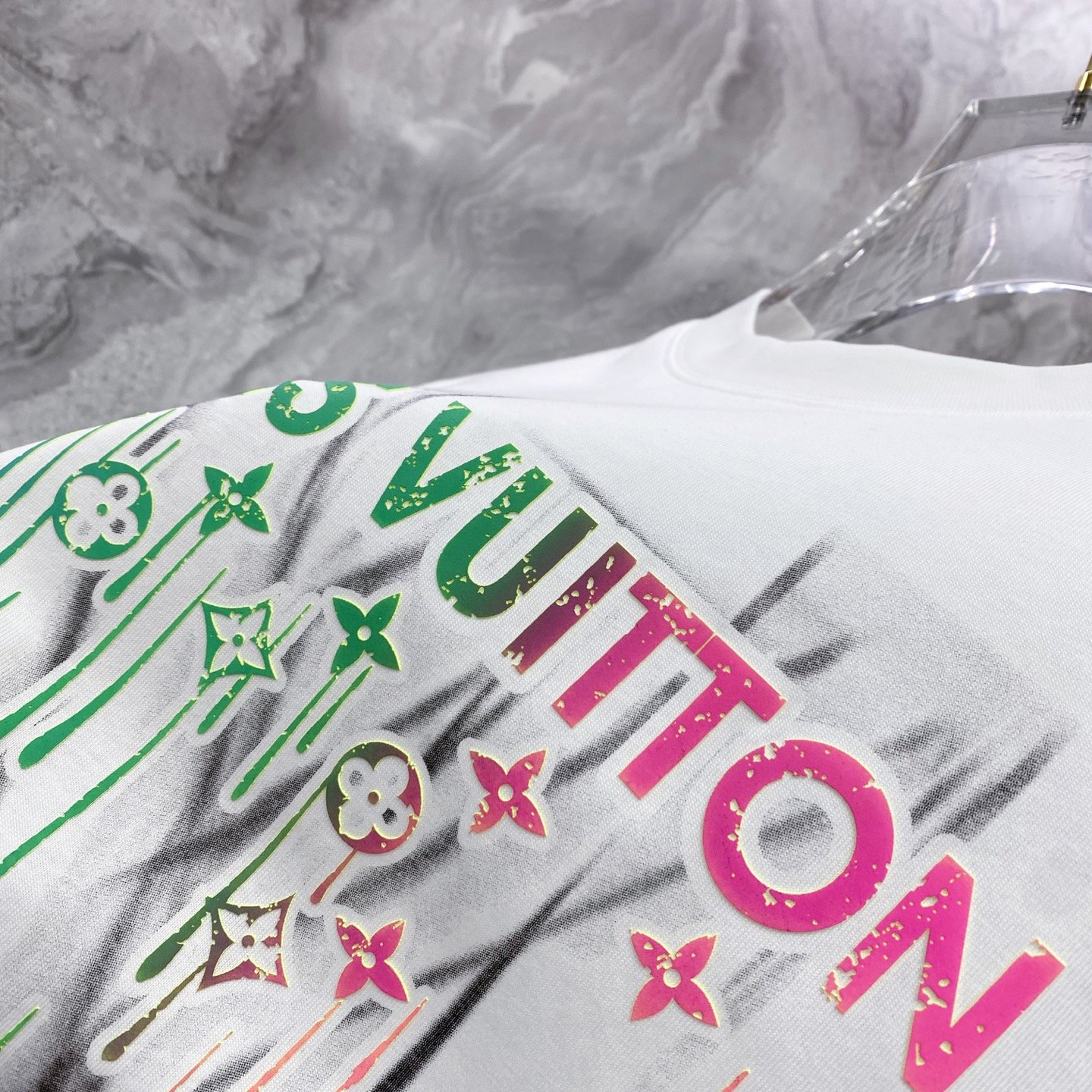 LV 2026ss 春夏新款首发专柜最新款短袖圆领T恤 高端订制 设计前卫时尚！品牌logo重工艺设计 