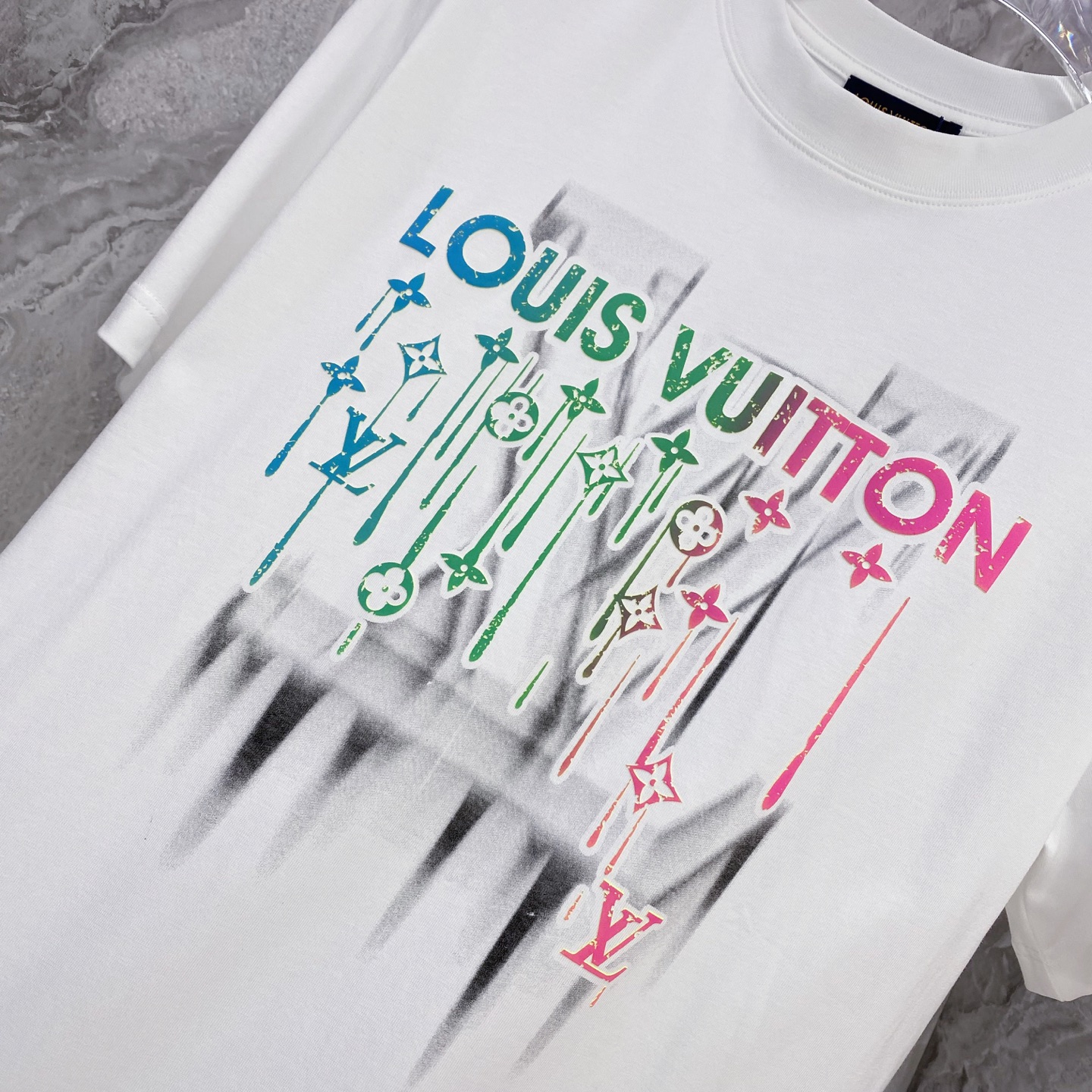 LV 2026ss 春夏新款首发专柜最新款短袖圆领T恤 高端订制 设计前卫时尚！品牌logo重工艺设计 