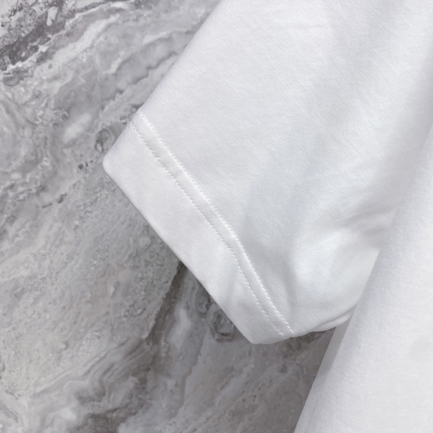 LV 2026ss 春夏新款首发专柜最新款短袖圆领T恤 高端订制 设计前卫时尚！品牌logo重工艺设计 