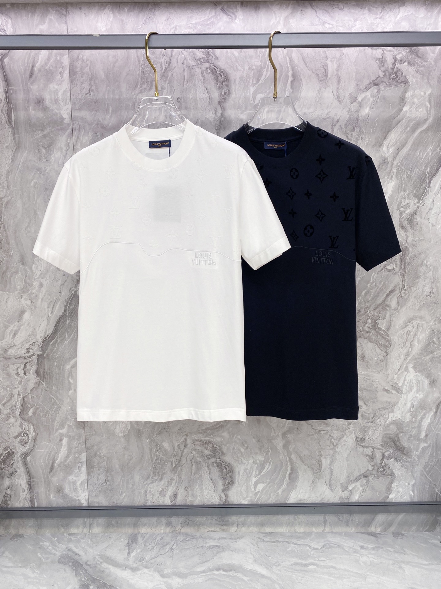 LV 2026ss 春夏新款首发专柜最新款短袖圆领T恤 高端订制 设计前卫时尚！品牌logo重工艺设计 
