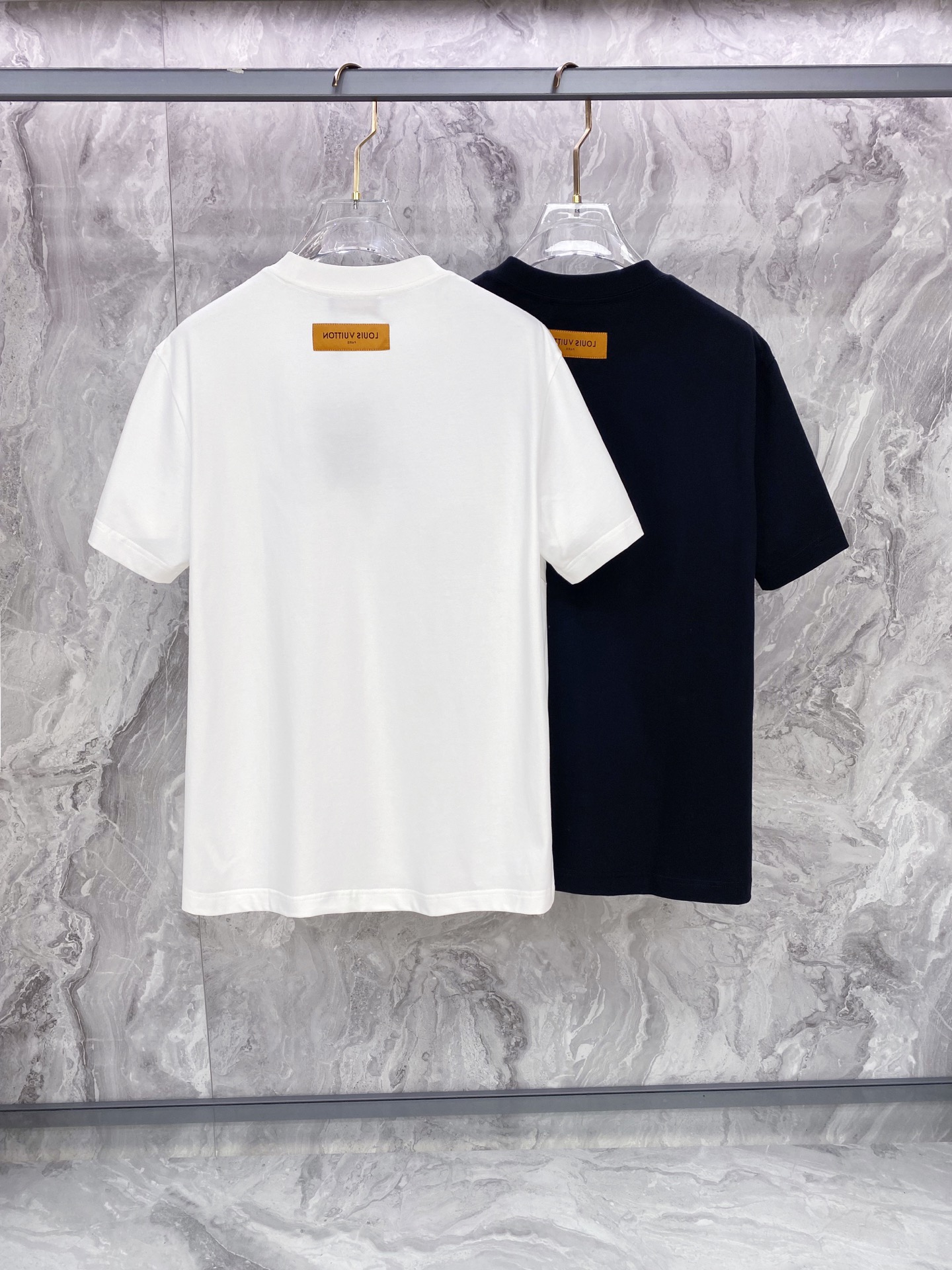 LV 2026ss 春夏新款首发专柜最新款短袖圆领T恤 高端订制 设计前卫时尚！品牌logo重工艺设计 