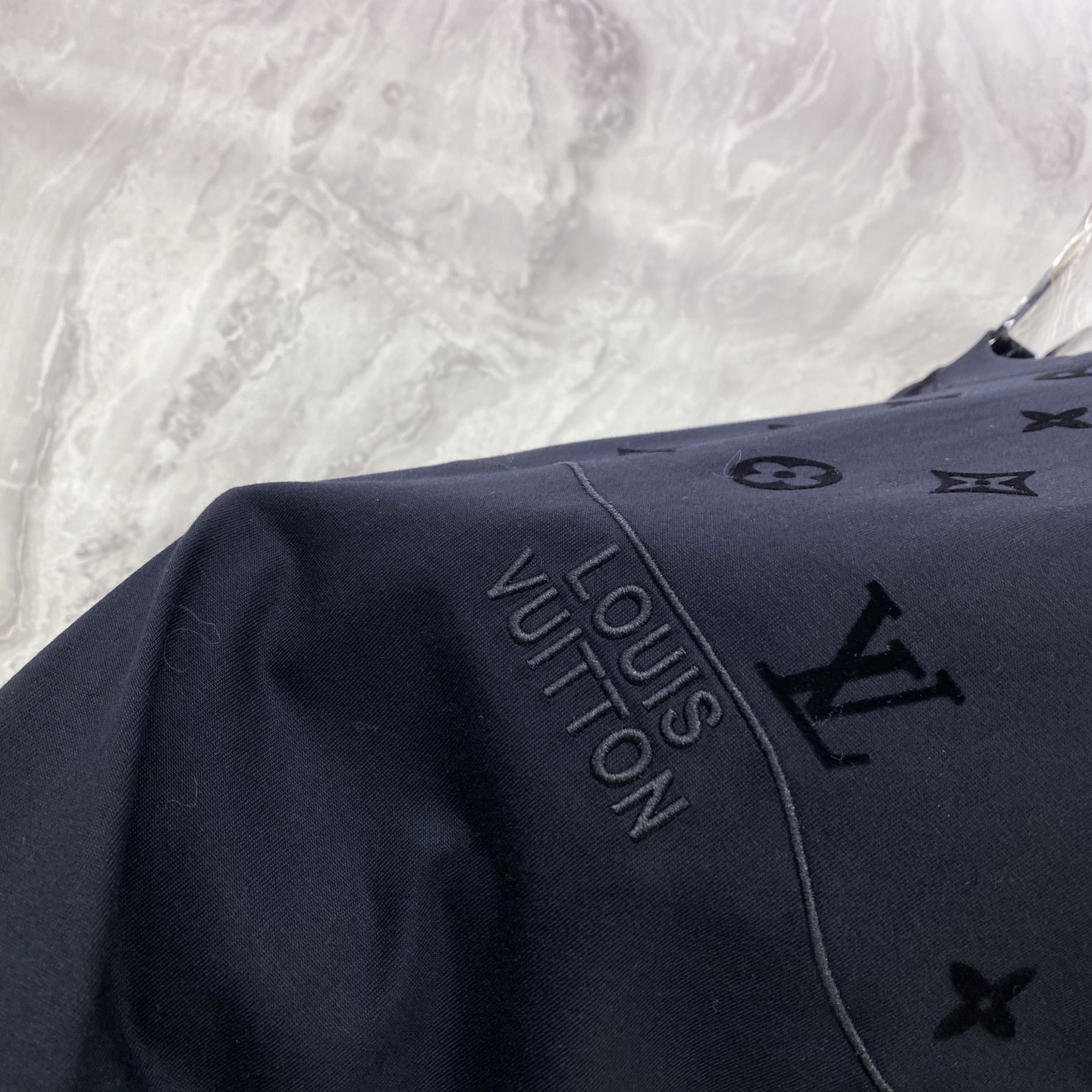 LV 2026ss 春夏新款首发专柜最新款短袖圆领T恤 高端订制 设计前卫时尚！品牌logo重工艺设计 