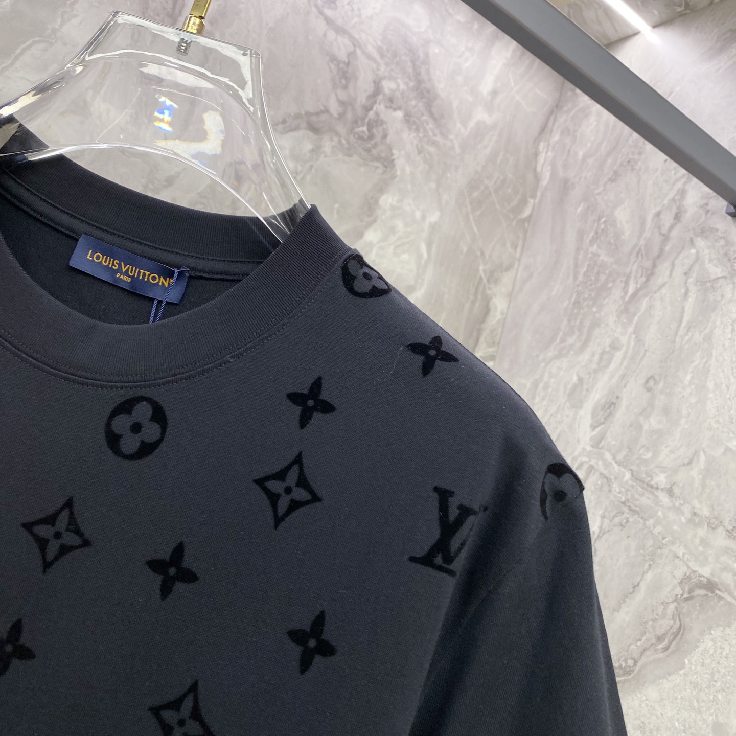 LV 2026ss 春夏新款首发专柜最新款短袖圆领T恤 高端订制 设计前卫时尚！品牌logo重工艺设计 