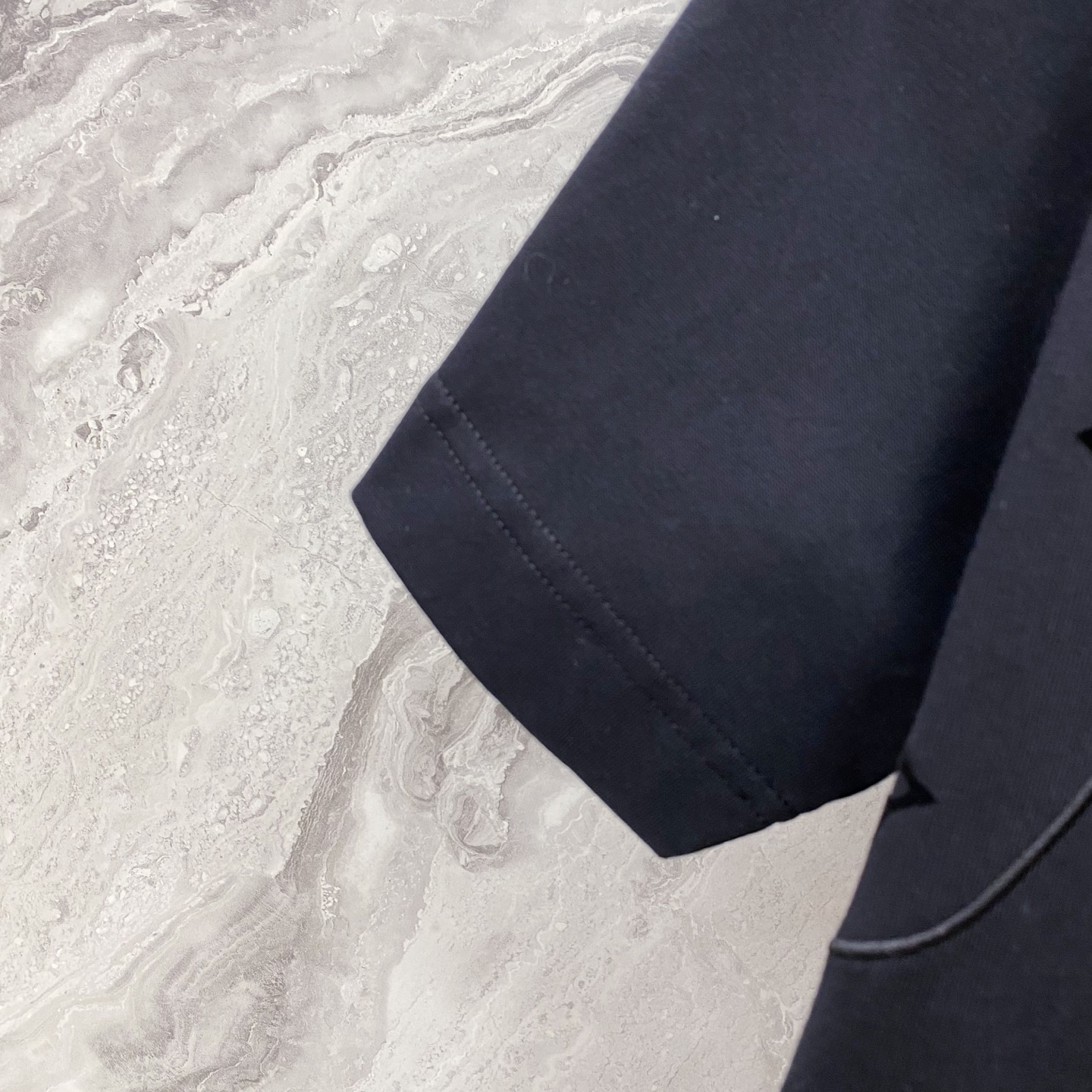 LV 2026ss 春夏新款首发专柜最新款短袖圆领T恤 高端订制 设计前卫时尚！品牌logo重工艺设计 