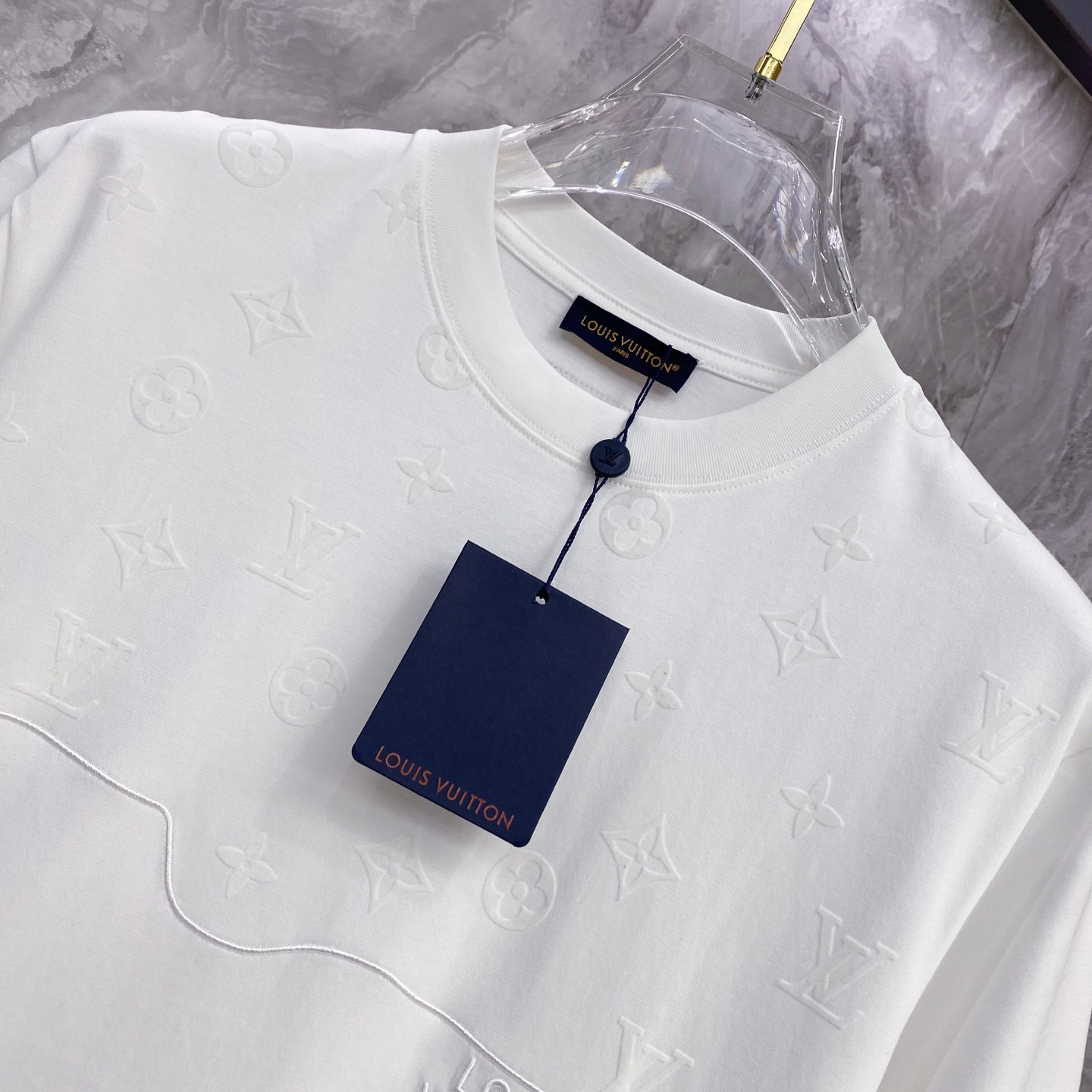 LV 2026ss 春夏新款首发专柜最新款短袖圆领T恤 高端订制 设计前卫时尚！品牌logo重工艺设计 