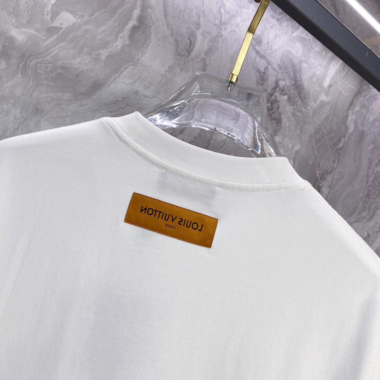 LV 2026ss 春夏新款首发专柜最新款短袖圆领T恤 高端订制 设计前卫时尚！品牌logo重工艺设计 