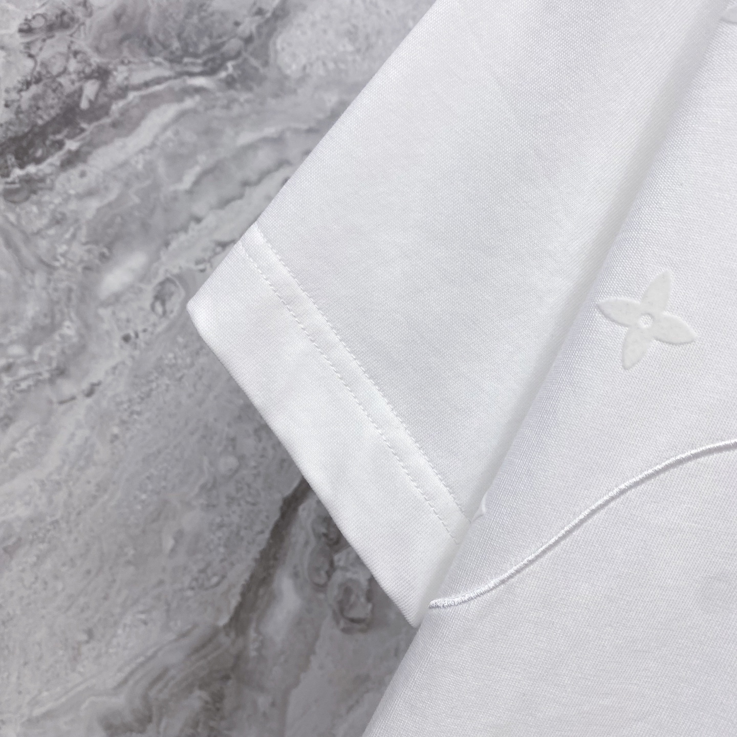 LV 2026ss 春夏新款首发专柜最新款短袖圆领T恤 高端订制 设计前卫时尚！品牌logo重工艺设计 