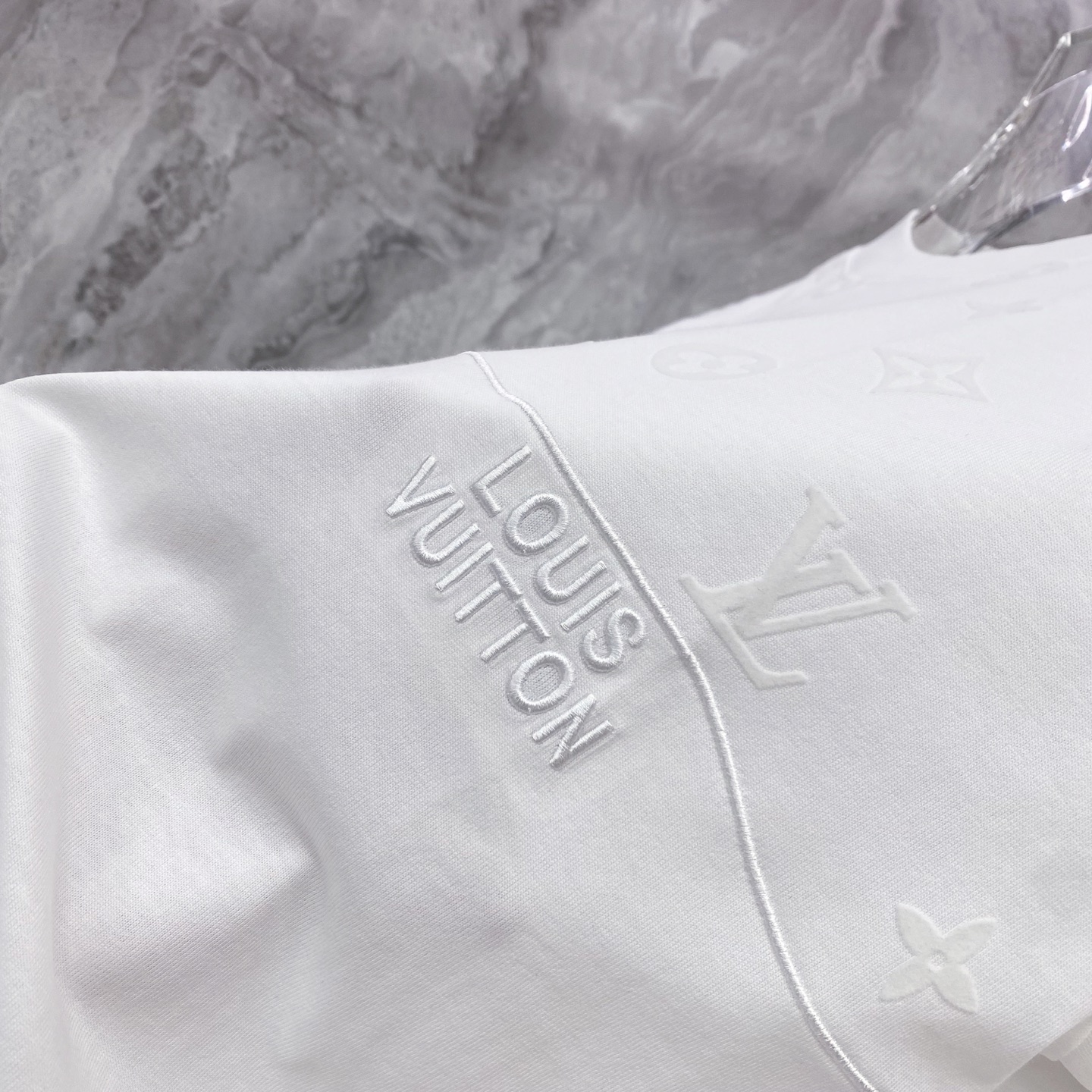 LV 2026ss 春夏新款首发专柜最新款短袖圆领T恤 高端订制 设计前卫时尚！品牌logo重工艺设计 