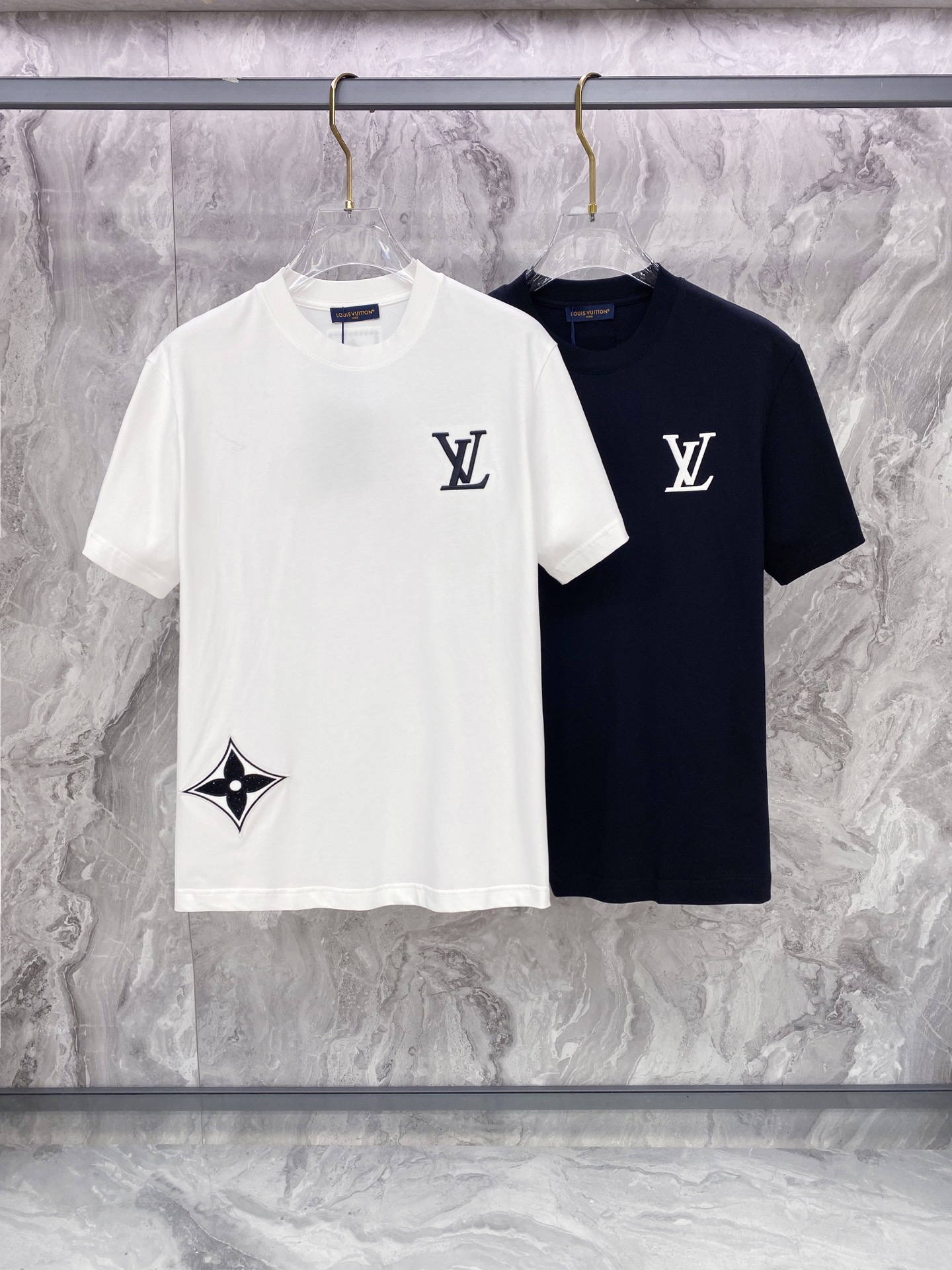 LV 2026ss 春夏新款首发专柜最新款短袖圆领T恤 高端订制 设计前卫时尚！品牌logo重工艺设计 