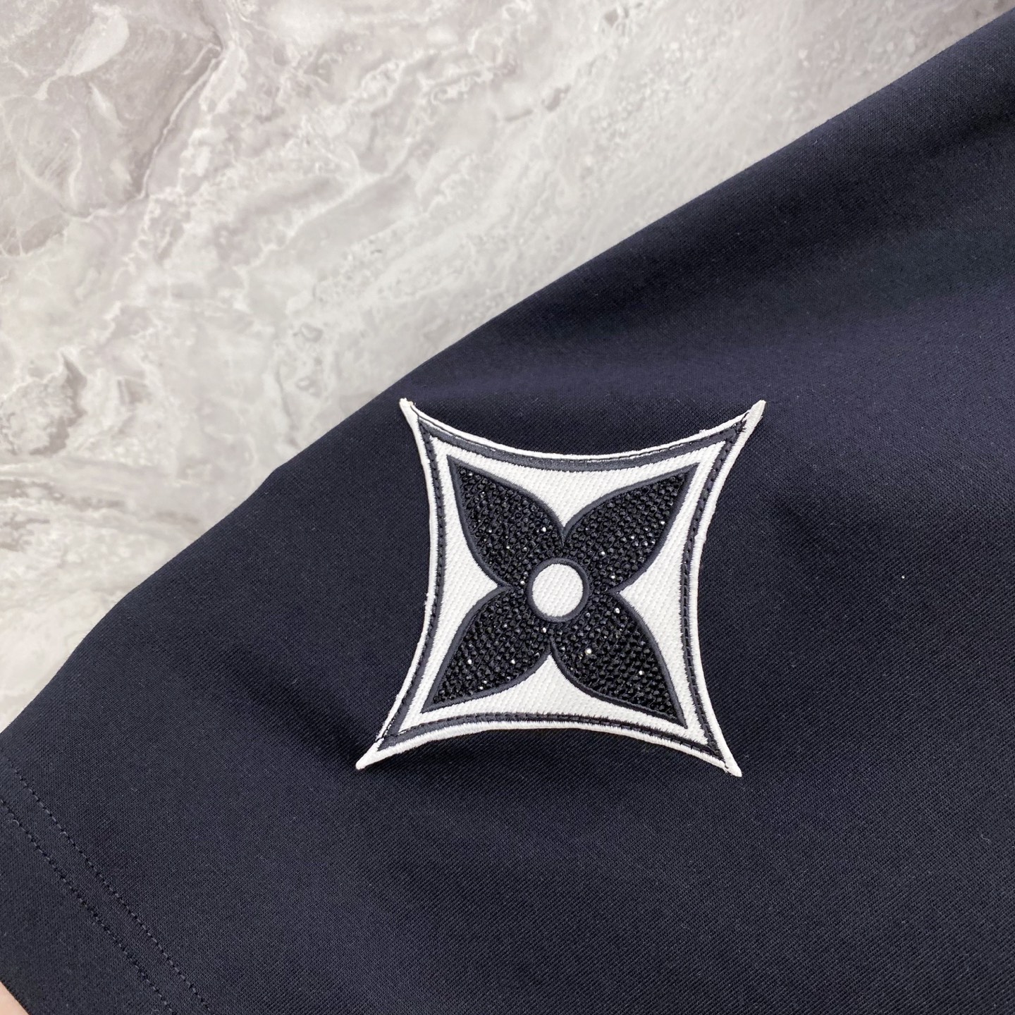 LV 2026ss 春夏新款首发专柜最新款短袖圆领T恤 高端订制 设计前卫时尚！品牌logo重工艺设计 