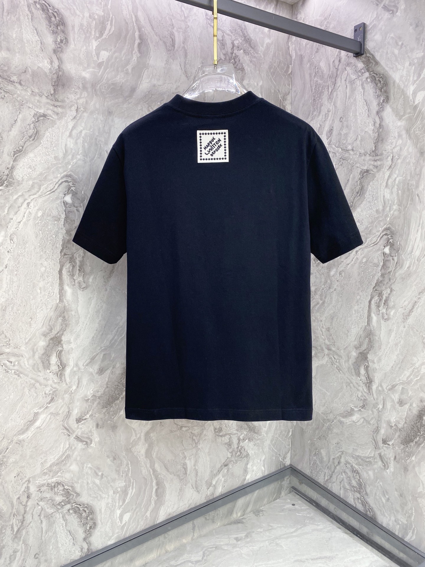 LV 2026ss 春夏新款首发专柜最新款短袖圆领T恤 高端订制 设计前卫时尚！品牌logo重工艺设计 