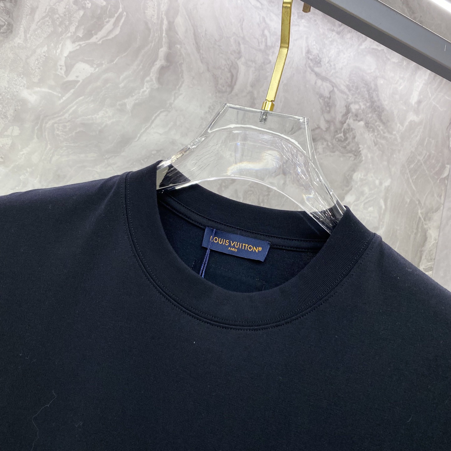 LV 2026ss 春夏新款首发专柜最新款短袖圆领T恤 高端订制 设计前卫时尚！品牌logo重工艺设计 