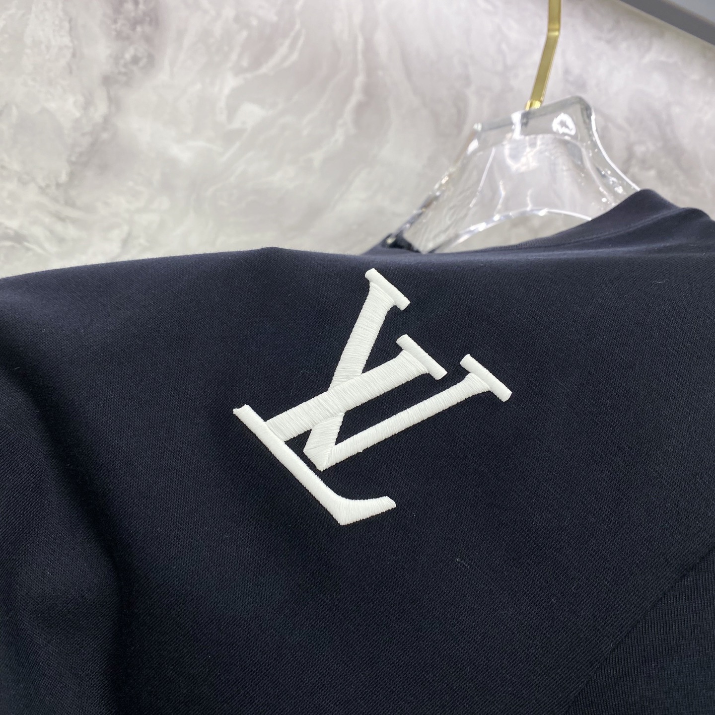 LV 2026ss 春夏新款首发专柜最新款短袖圆领T恤 高端订制 设计前卫时尚！品牌logo重工艺设计 