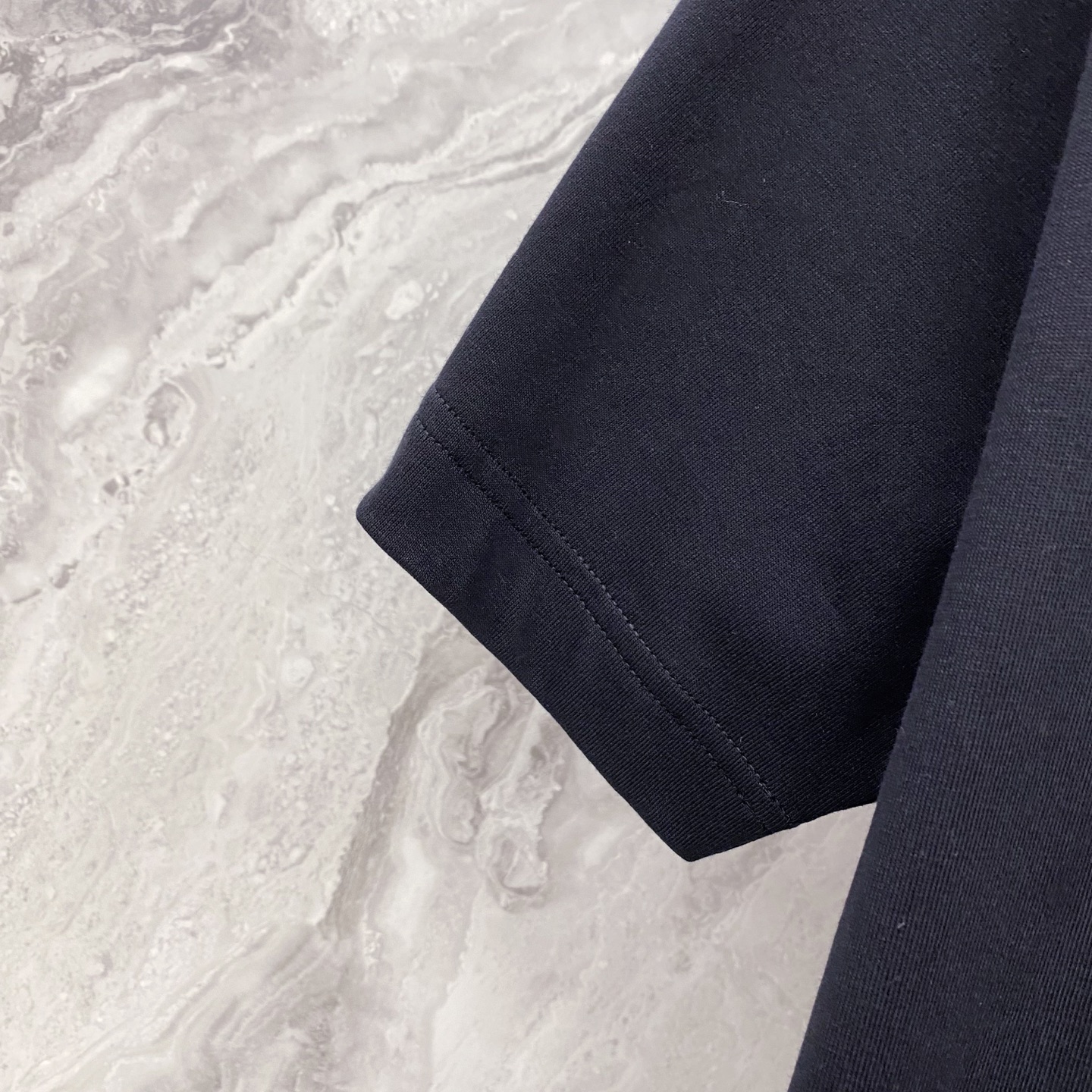 LV 2026ss 春夏新款首发专柜最新款短袖圆领T恤 高端订制 设计前卫时尚！品牌logo重工艺设计 