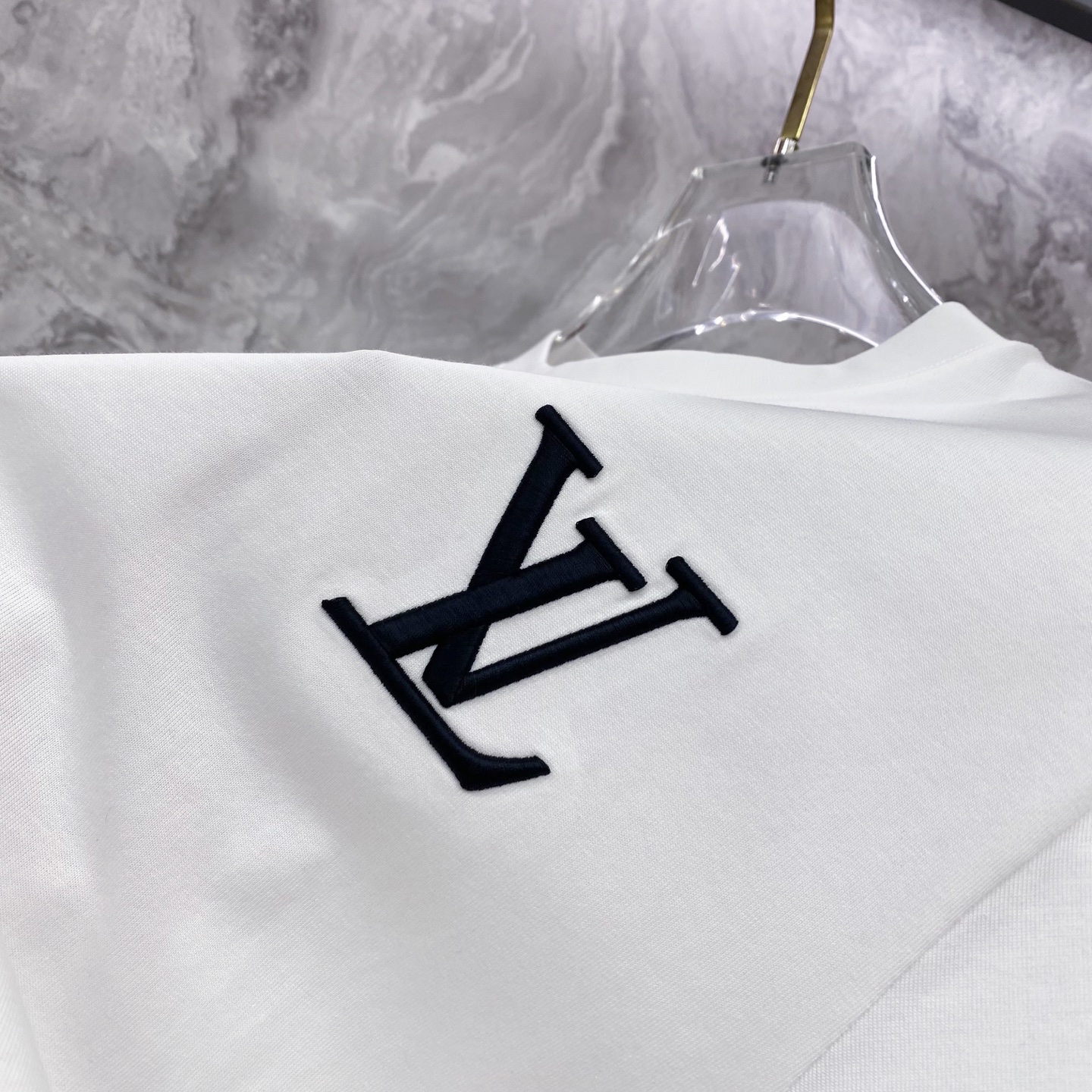 LV 2026ss 春夏新款首发专柜最新款短袖圆领T恤 高端订制 设计前卫时尚！品牌logo重工艺设计 