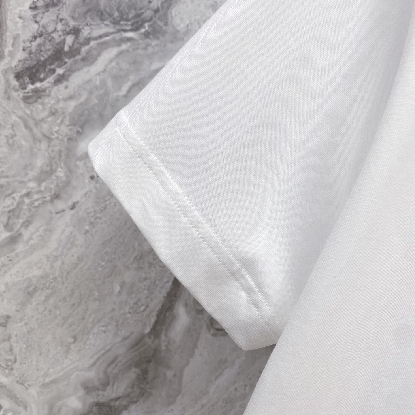 LV 2026ss 春夏新款首发专柜最新款短袖圆领T恤 高端订制 设计前卫时尚！品牌logo重工艺设计 