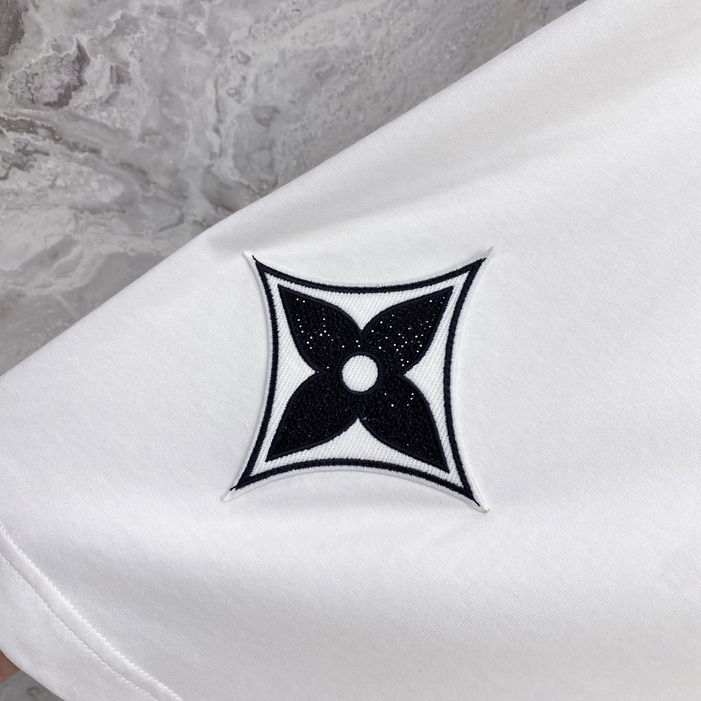 LV 2026ss 春夏新款首发专柜最新款短袖圆领T恤 高端订制 设计前卫时尚！品牌logo重工艺设计 