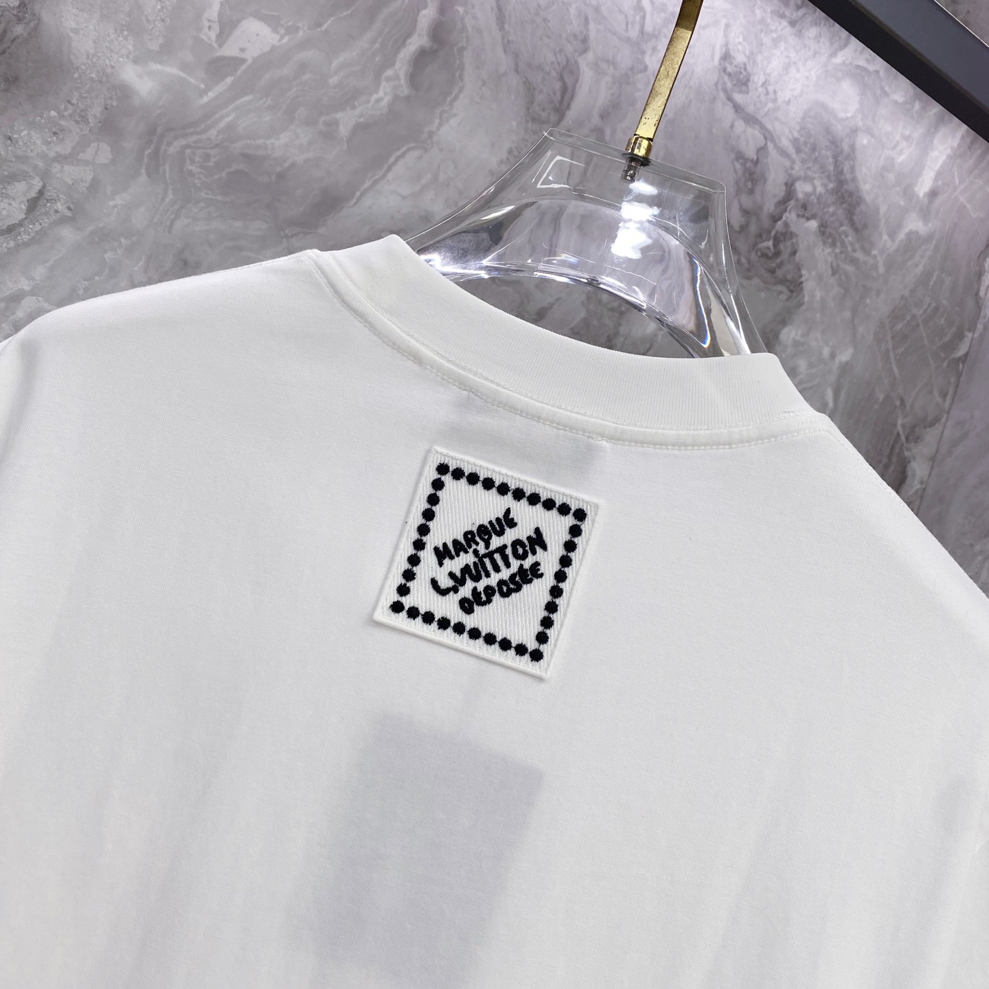 LV 2026ss 春夏新款首发专柜最新款短袖圆领T恤 高端订制 设计前卫时尚！品牌logo重工艺设计 