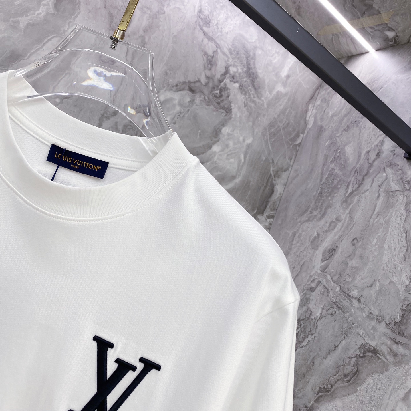 LV 2026ss 春夏新款首发专柜最新款短袖圆领T恤 高端订制 设计前卫时尚！品牌logo重工艺设计 