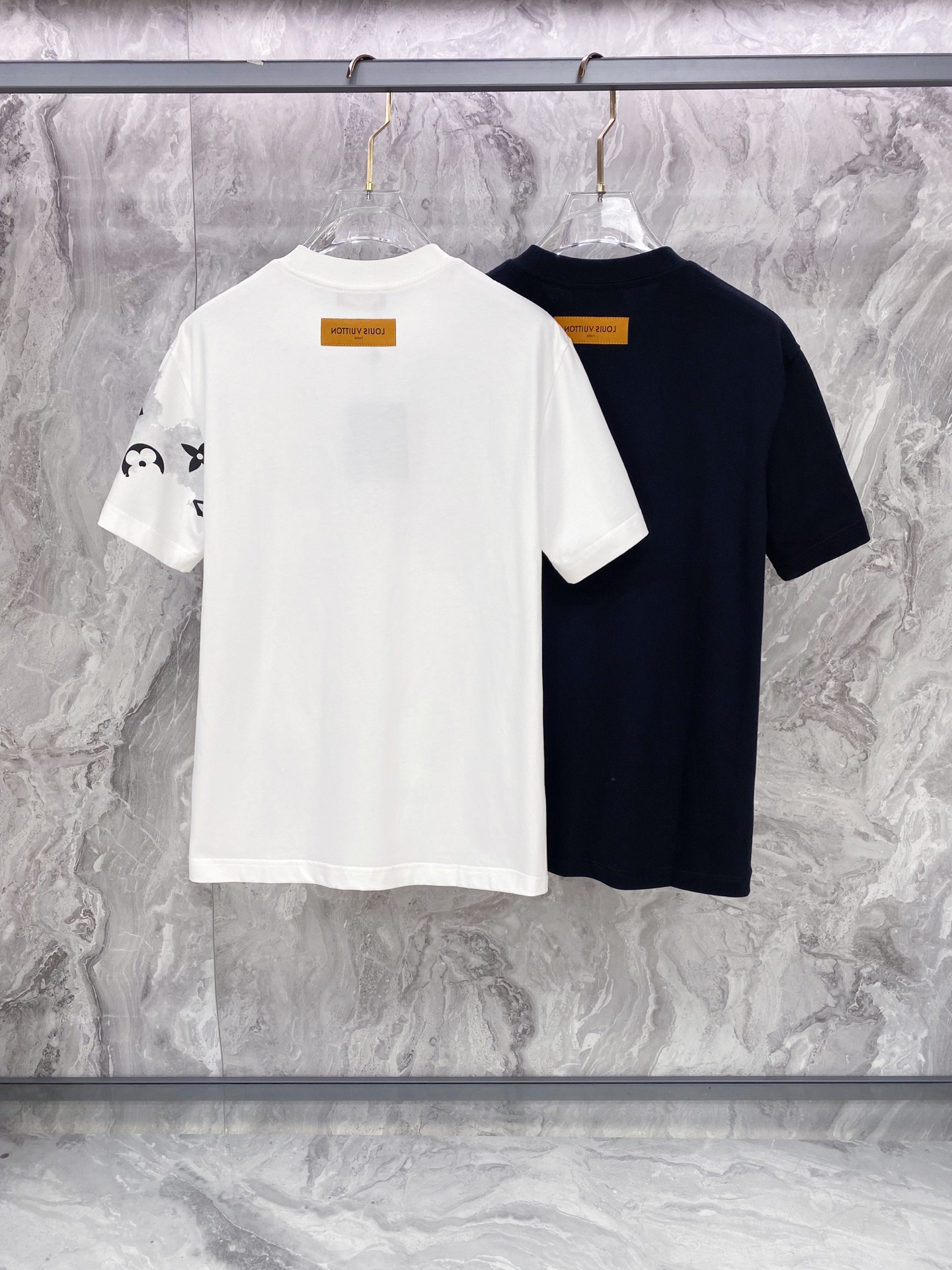 LV 2026ss 春夏新款首发专柜最新款短袖圆领T恤 高端订制 设计前卫时尚！品牌logo重工艺设计 