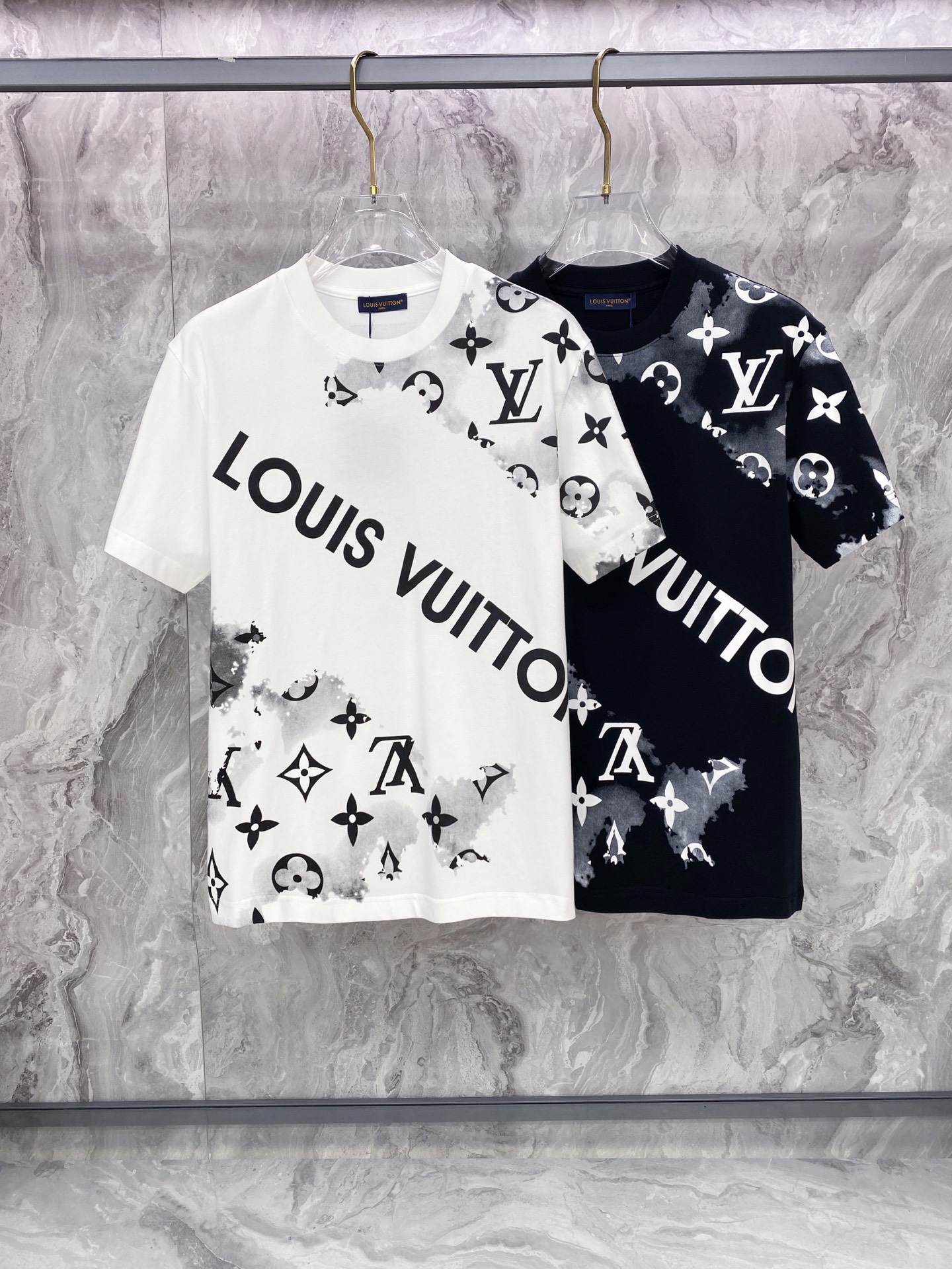 LV 2026ss 春夏新款首发专柜最新款短袖圆领T恤 高端订制 设计前卫时尚！品牌logo重工艺设计 