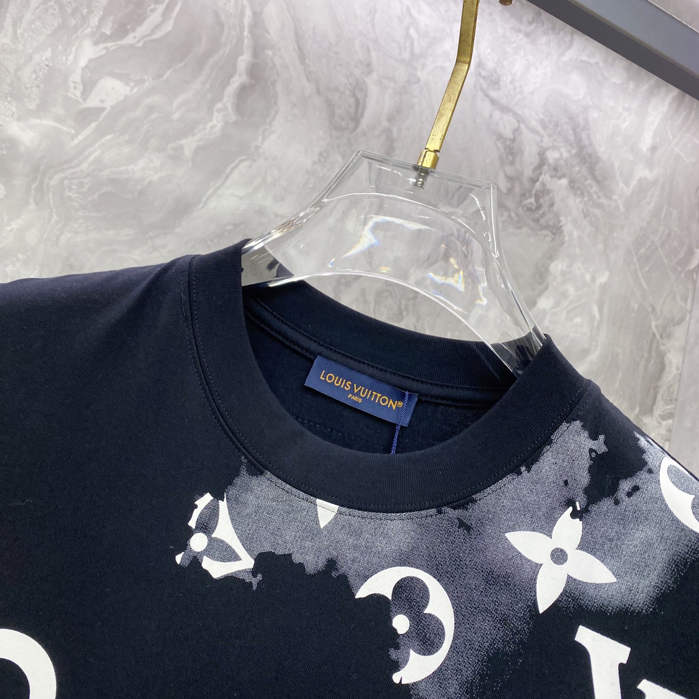 LV 2026ss 春夏新款首发专柜最新款短袖圆领T恤 高端订制 设计前卫时尚！品牌logo重工艺设计 