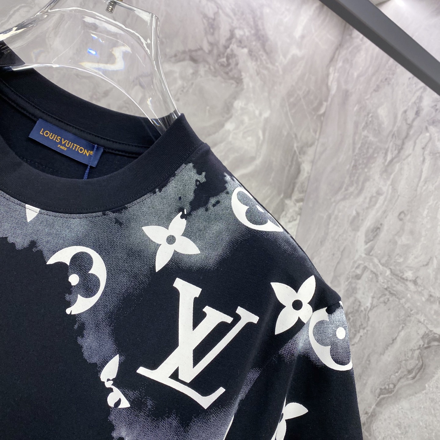 LV 2026ss 春夏新款首发专柜最新款短袖圆领T恤 高端订制 设计前卫时尚！品牌logo重工艺设计 