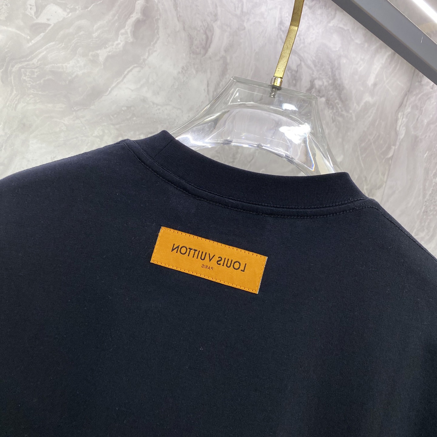 LV 2026ss 春夏新款首发专柜最新款短袖圆领T恤 高端订制 设计前卫时尚！品牌logo重工艺设计 