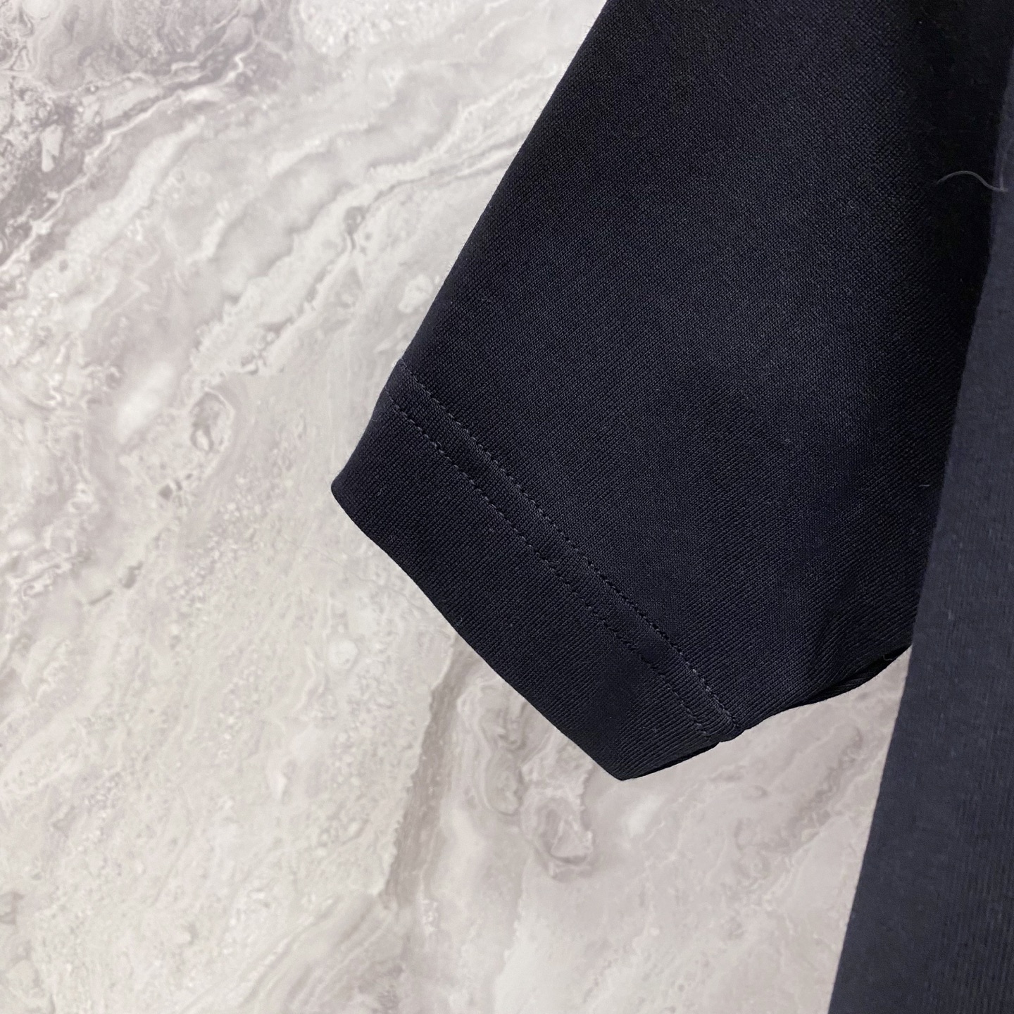 LV 2026ss 春夏新款首发专柜最新款短袖圆领T恤 高端订制 设计前卫时尚！品牌logo重工艺设计 