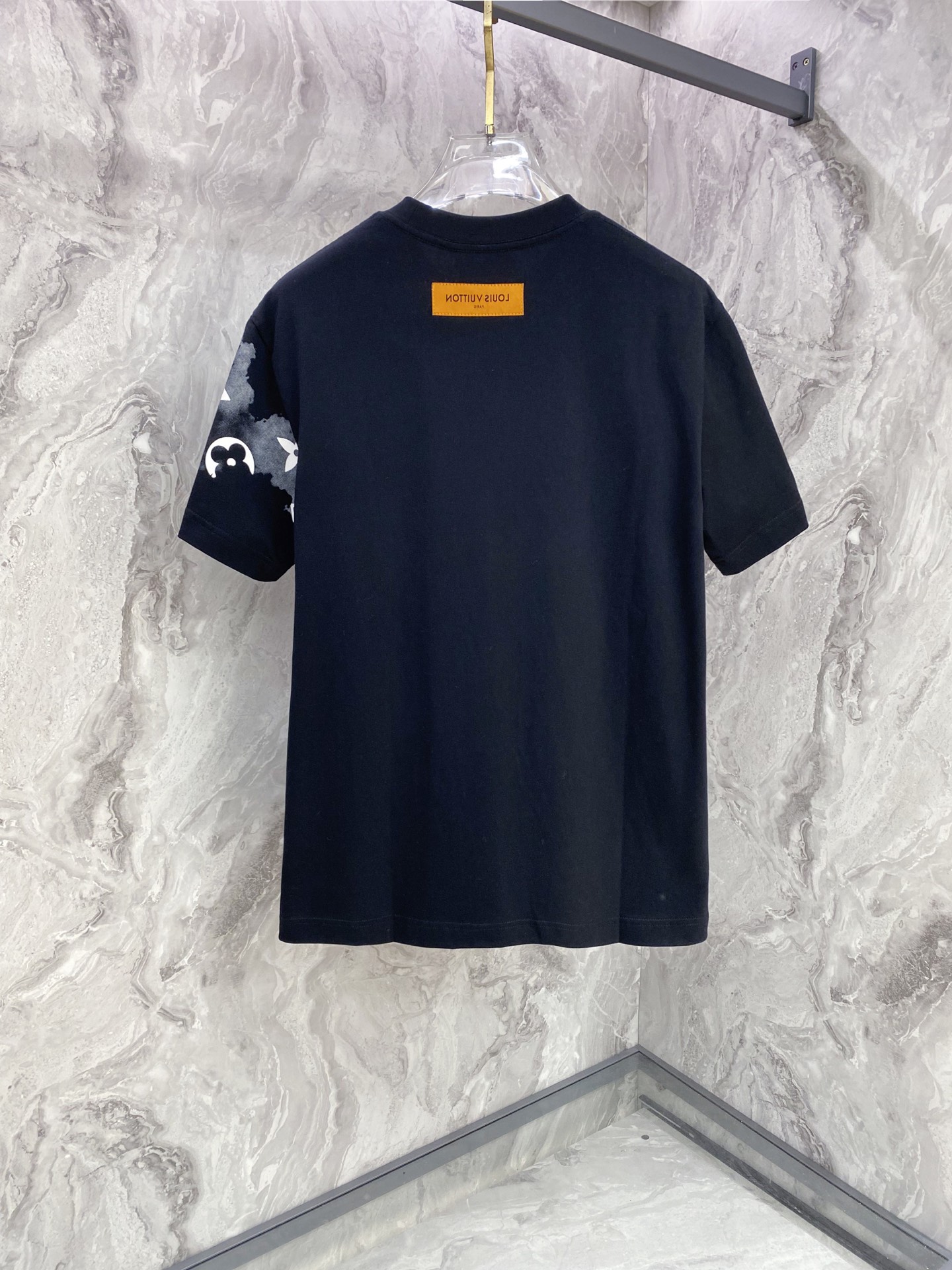 LV 2026ss 春夏新款首发专柜最新款短袖圆领T恤 高端订制 设计前卫时尚！品牌logo重工艺设计 