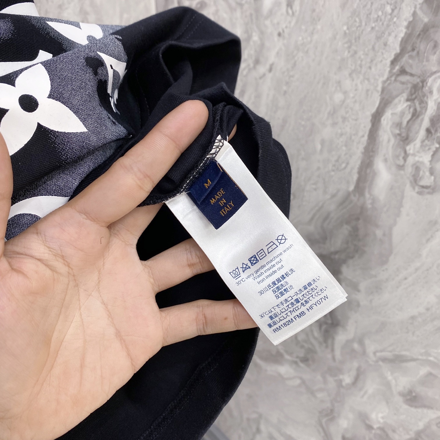 LV 2026ss 春夏新款首发专柜最新款短袖圆领T恤 高端订制 设计前卫时尚！品牌logo重工艺设计 