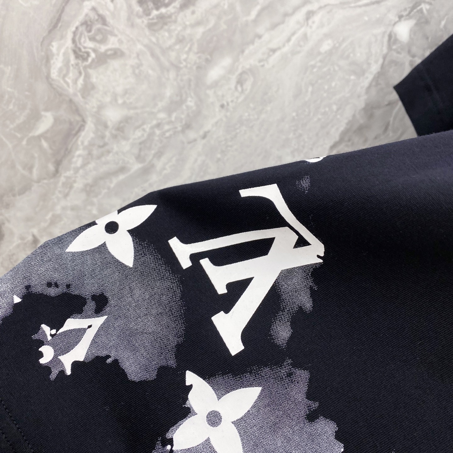 LV 2026ss 春夏新款首发专柜最新款短袖圆领T恤 高端订制 设计前卫时尚！品牌logo重工艺设计 