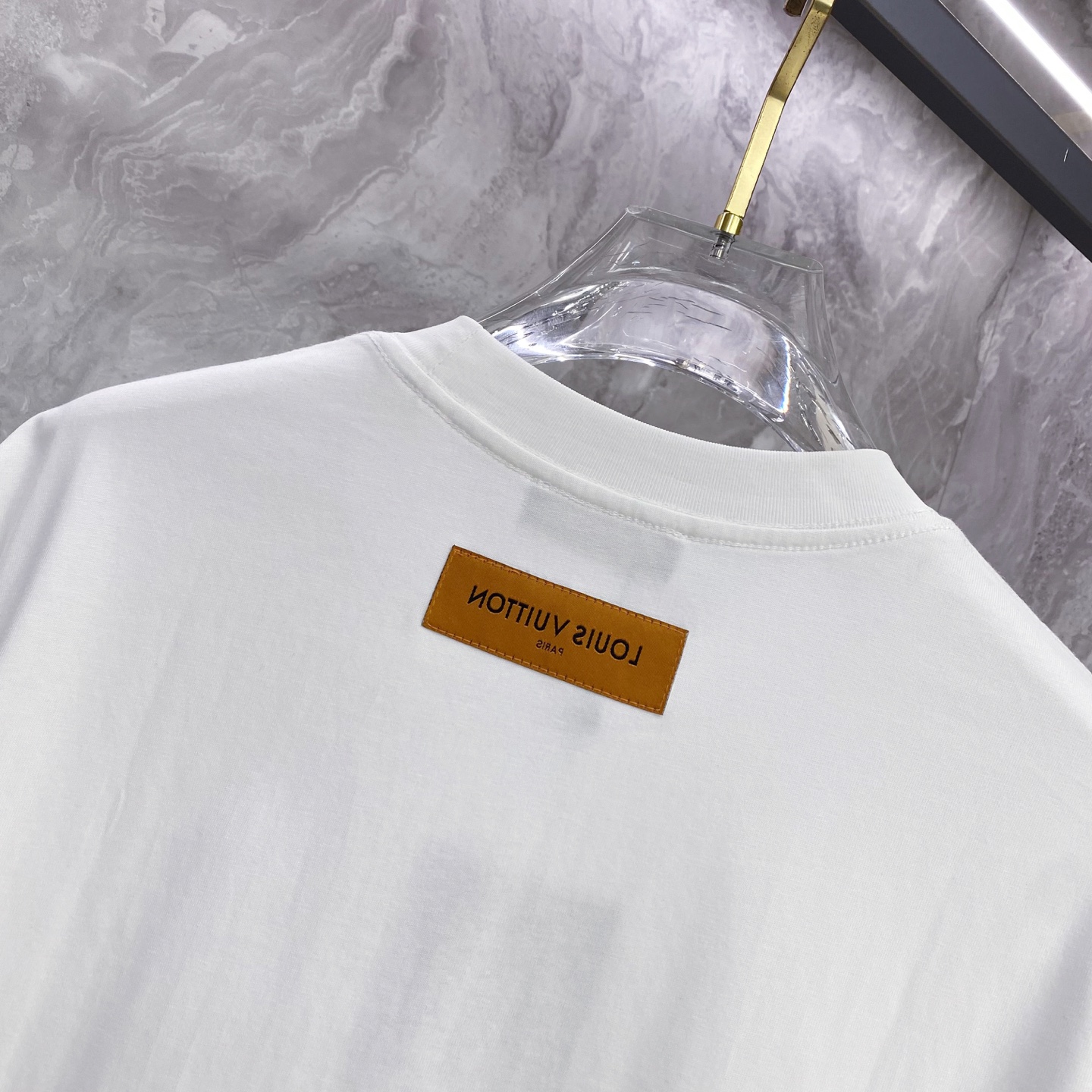 LV 2026ss 春夏新款首发专柜最新款短袖圆领T恤 高端订制 设计前卫时尚！品牌logo重工艺设计 