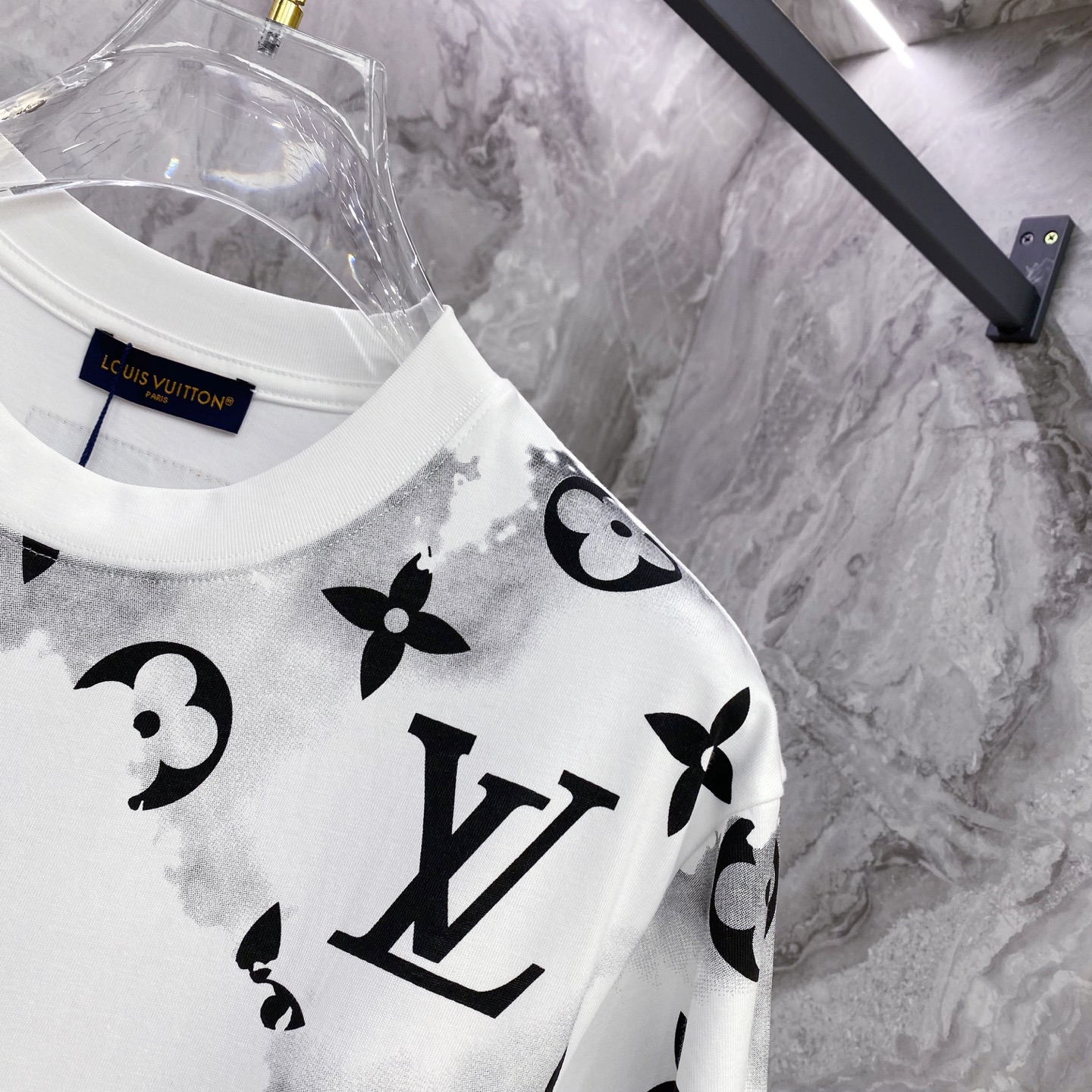 LV 2026ss 春夏新款首发专柜最新款短袖圆领T恤 高端订制 设计前卫时尚！品牌logo重工艺设计 