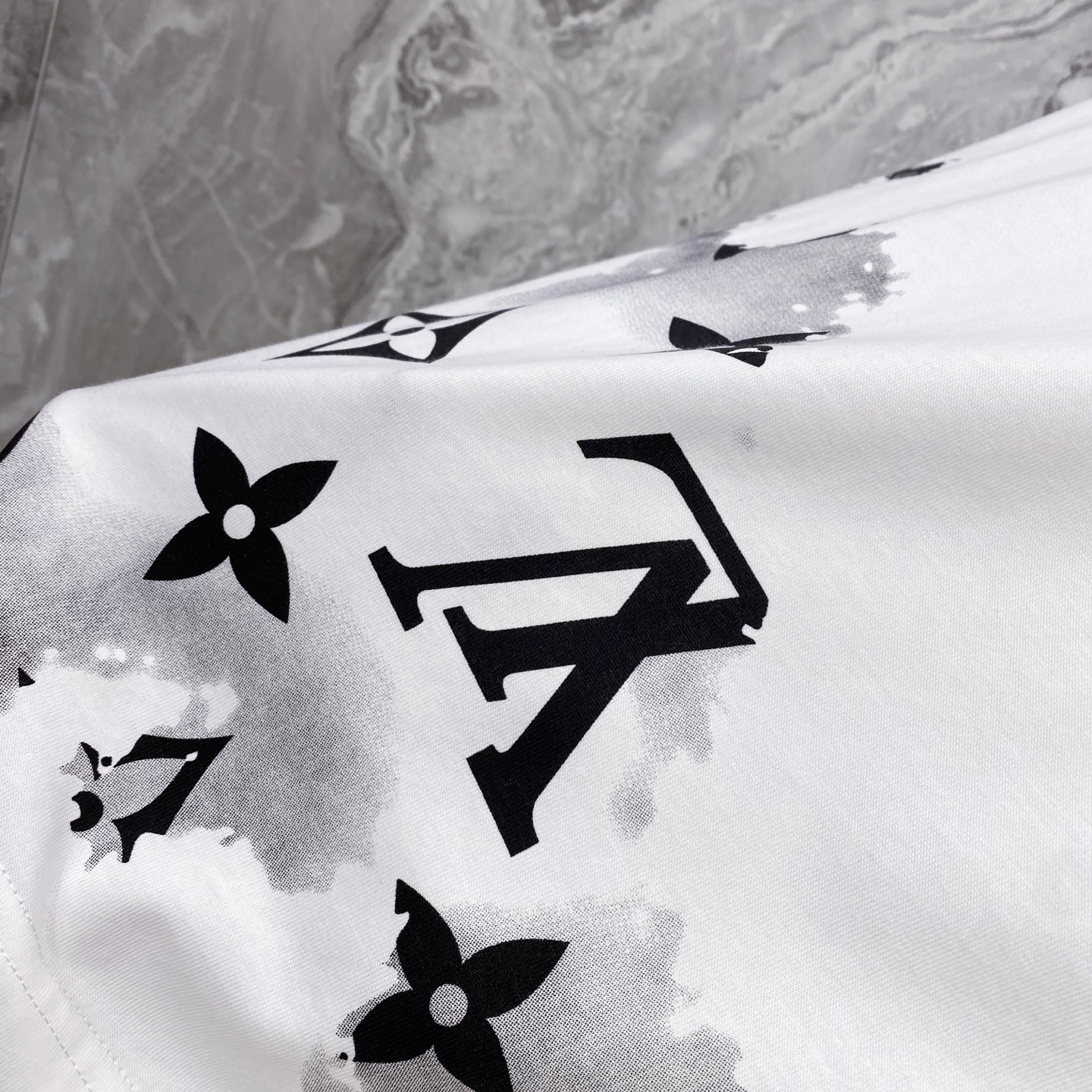 LV 2026ss 春夏新款首发专柜最新款短袖圆领T恤 高端订制 设计前卫时尚！品牌logo重工艺设计 