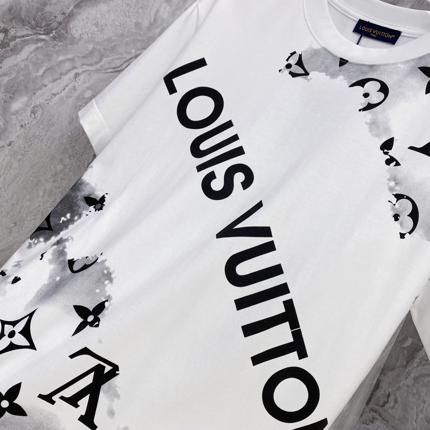 LV 2026ss 春夏新款首发专柜最新款短袖圆领T恤 高端订制 设计前卫时尚！品牌logo重工艺设计 