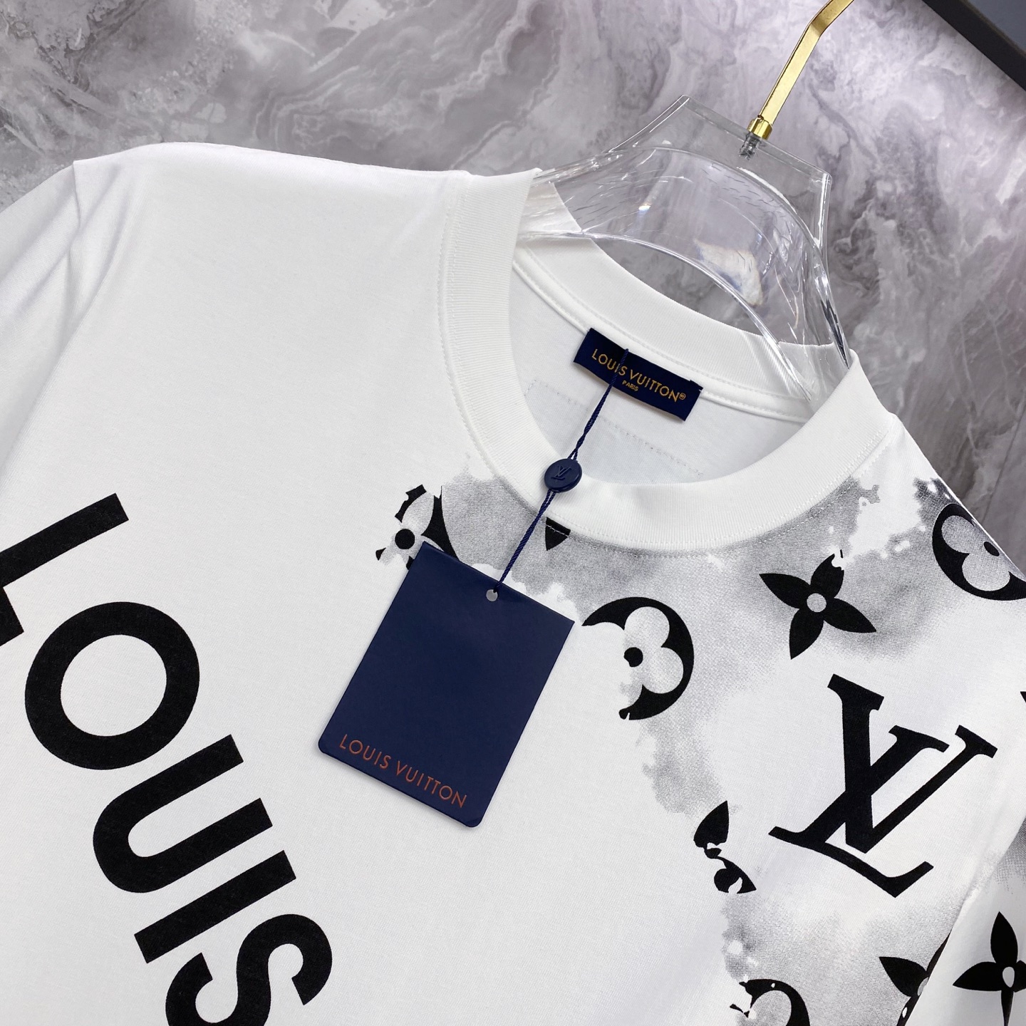 LV 2026ss 春夏新款首发专柜最新款短袖圆领T恤 高端订制 设计前卫时尚！品牌logo重工艺设计 
