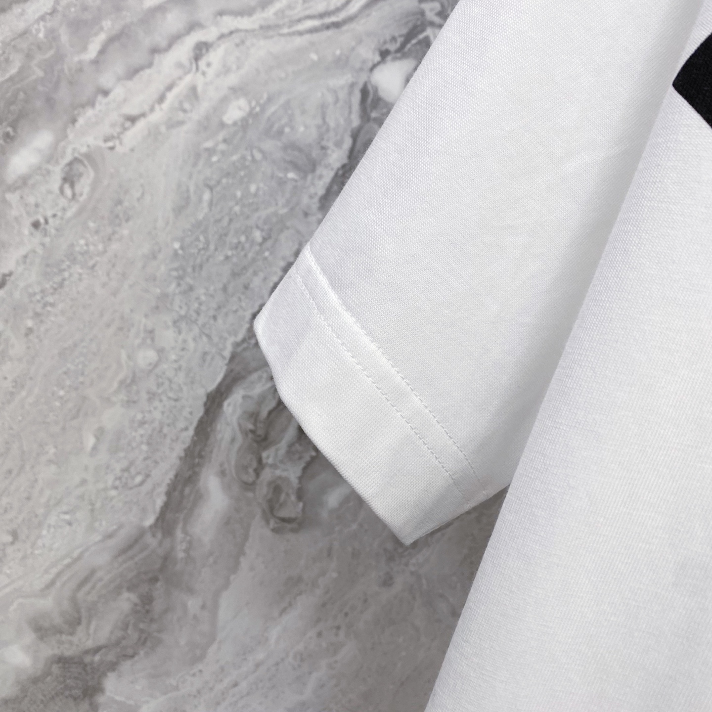 LV 2026ss 春夏新款首发专柜最新款短袖圆领T恤 高端订制 设计前卫时尚！品牌logo重工艺设计 