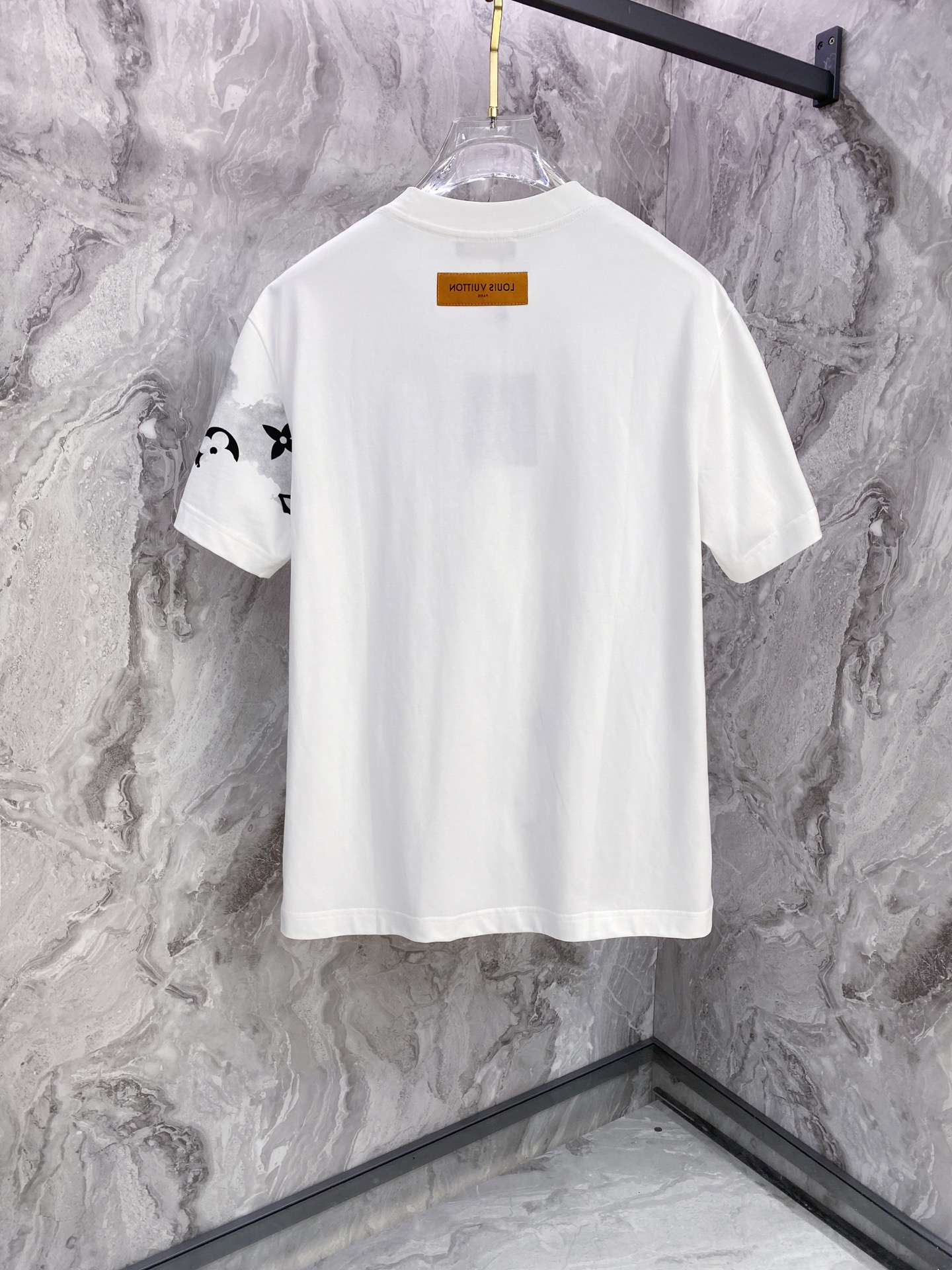 LV 2026ss 春夏新款首发专柜最新款短袖圆领T恤 高端订制 设计前卫时尚！品牌logo重工艺设计 