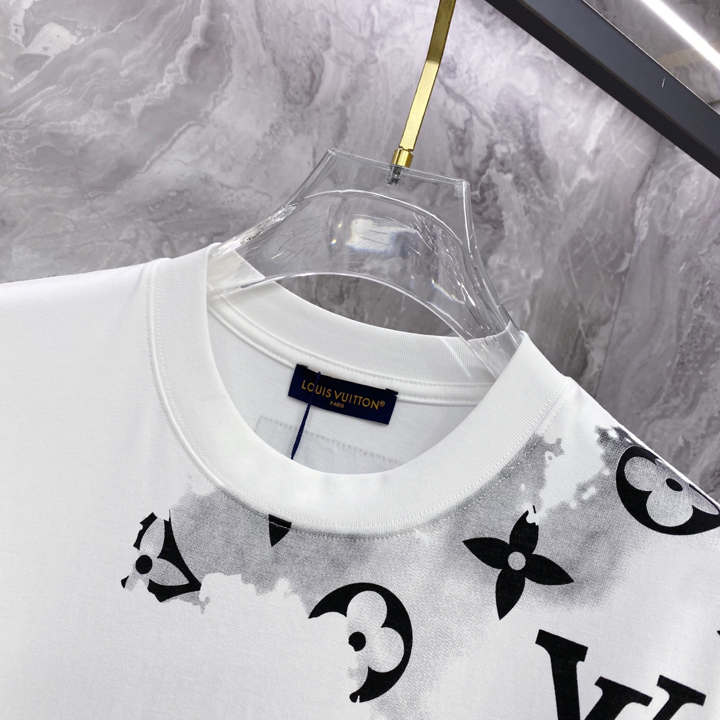 LV 2026ss 春夏新款首发专柜最新款短袖圆领T恤 高端订制 设计前卫时尚！品牌logo重工艺设计 