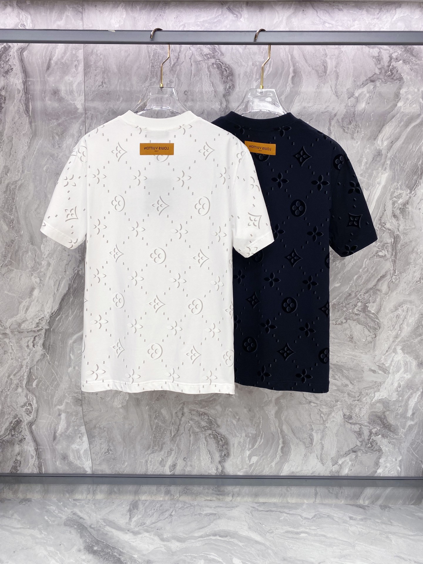 LV 2026ss 春夏新款首发专柜最新款短袖圆领T恤 高端订制 设计前卫时尚！品牌logo重工艺设计 