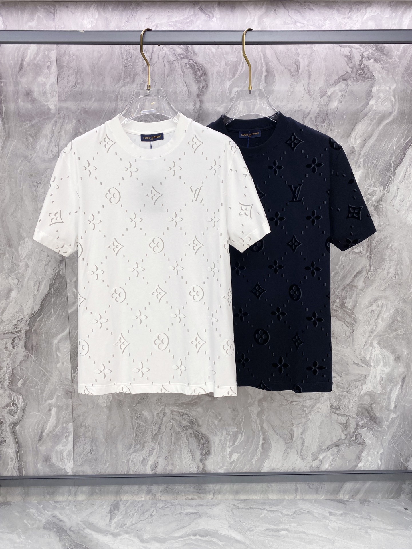 LV 2026ss 春夏新款首发专柜最新款短袖圆领T恤 高端订制 设计前卫时尚！品牌logo重工艺设计 