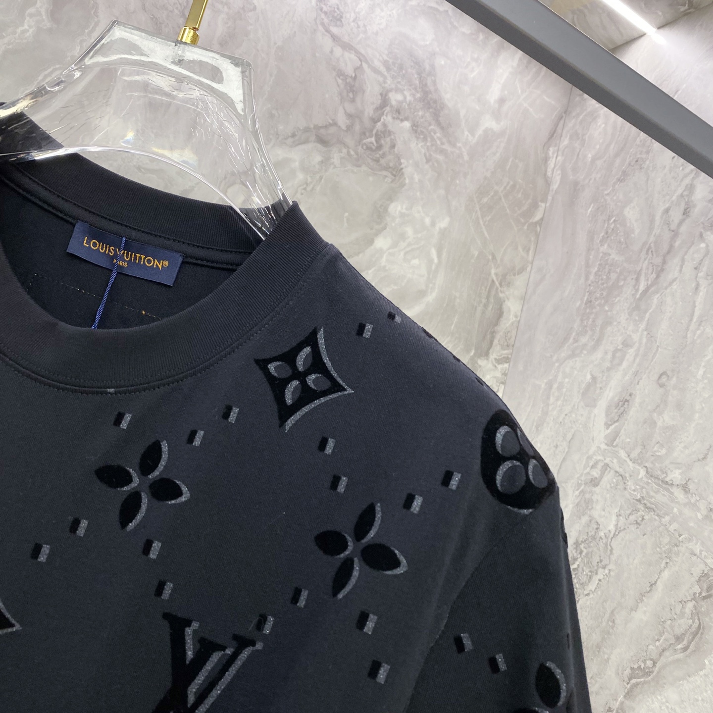 LV 2026ss 春夏新款首发专柜最新款短袖圆领T恤 高端订制 设计前卫时尚！品牌logo重工艺设计 