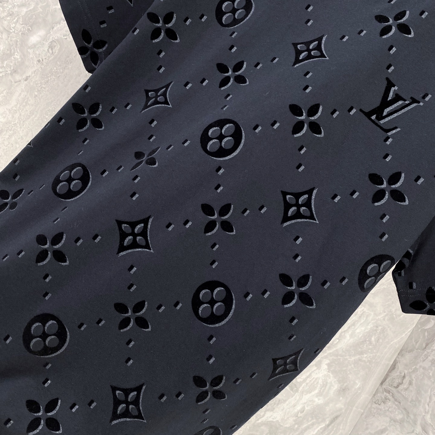 LV 2026ss 春夏新款首发专柜最新款短袖圆领T恤 高端订制 设计前卫时尚！品牌logo重工艺设计 