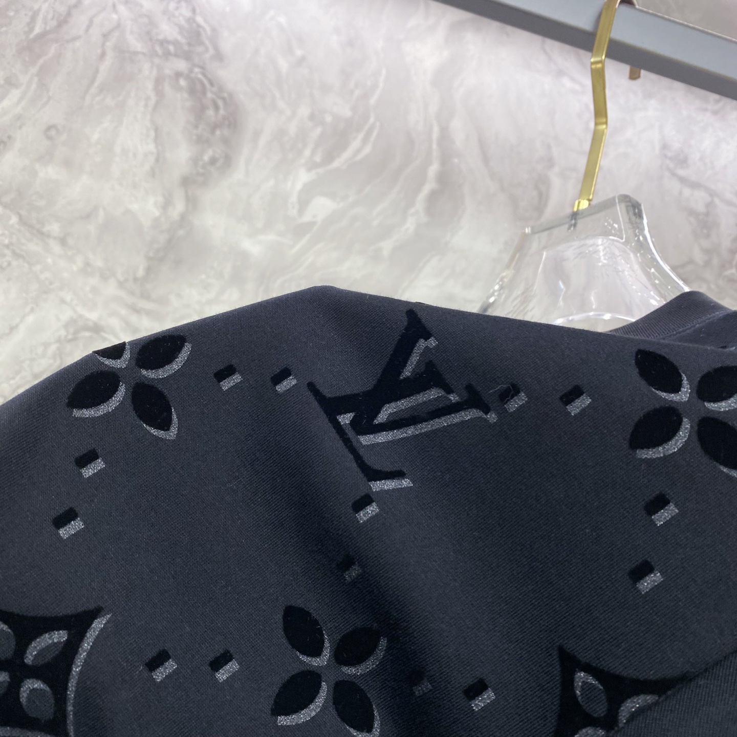 LV 2026ss 春夏新款首发专柜最新款短袖圆领T恤 高端订制 设计前卫时尚！品牌logo重工艺设计 